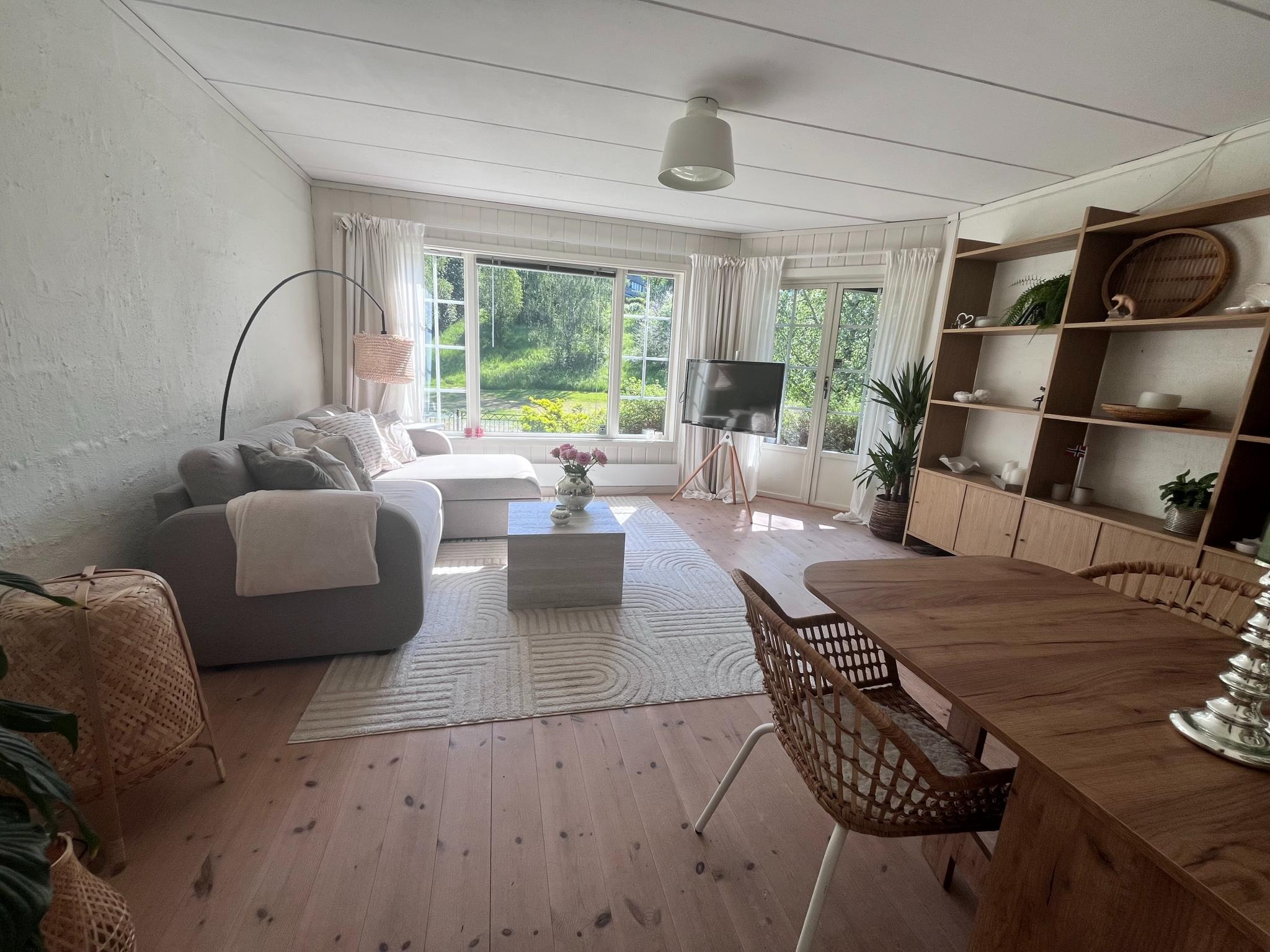 Stue med dagens innredning (hyller på vegg medfølger)