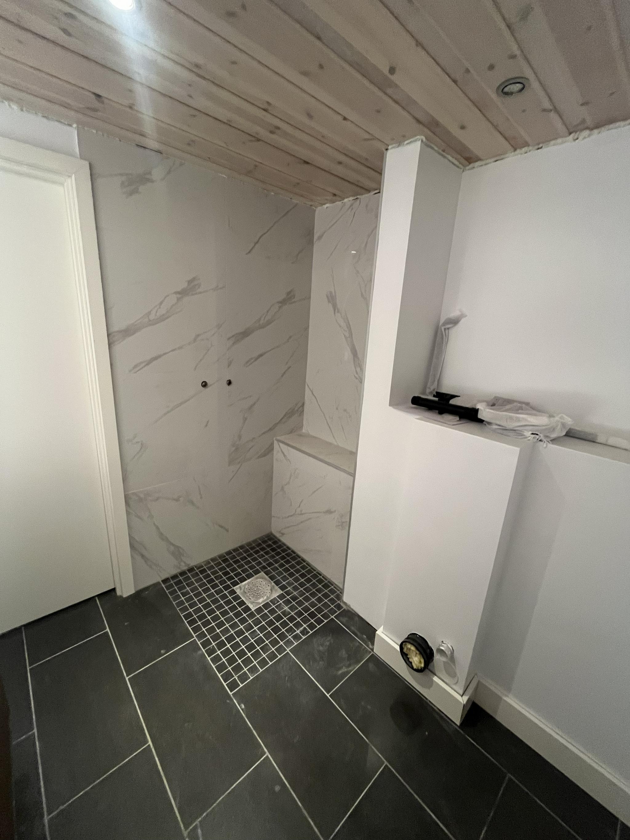 Bad (Noe sluttarbeid gjenstår, ferdigstilles før leietaker overtar)