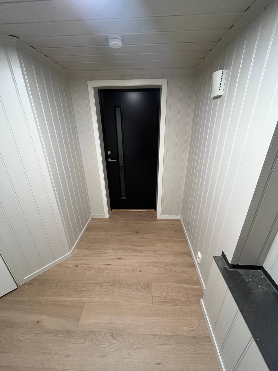 Inngangsparti med god plass til sko og klær