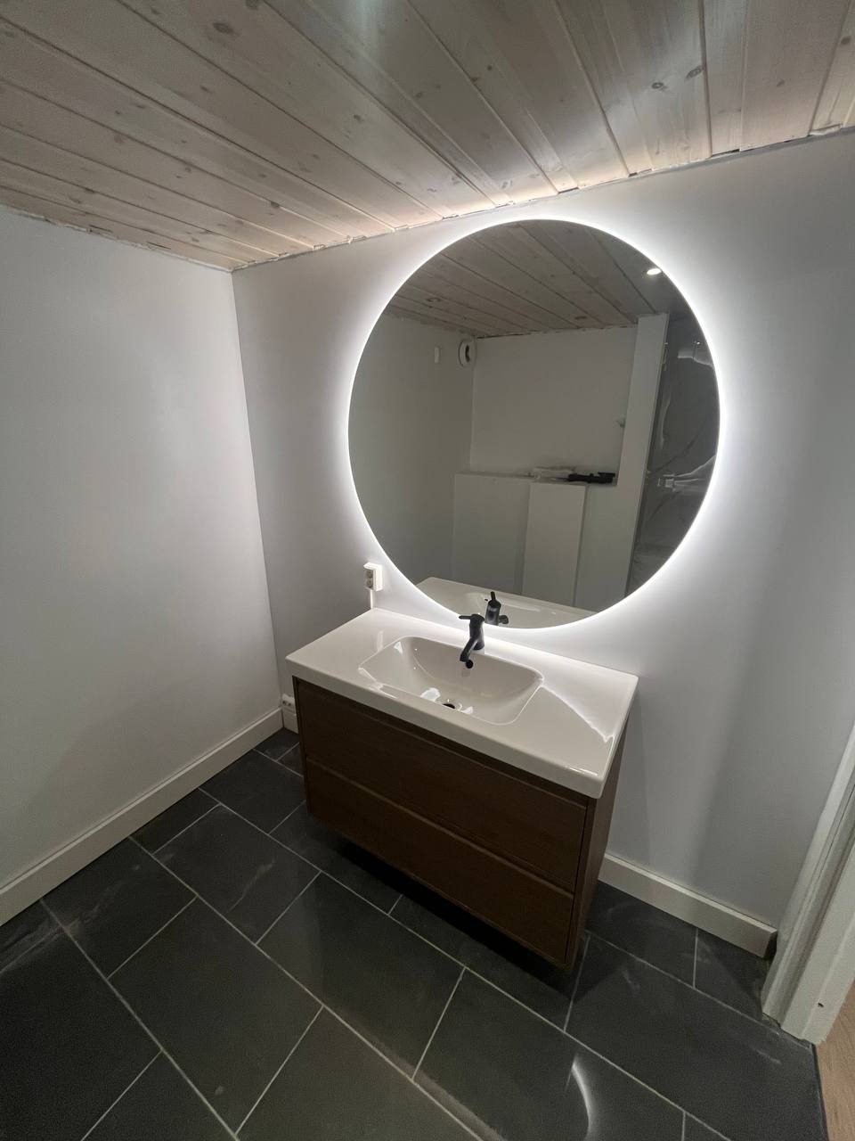 Bad (Noe sluttarbeid gjenstår, ferdigstilles før leietaker overtar)