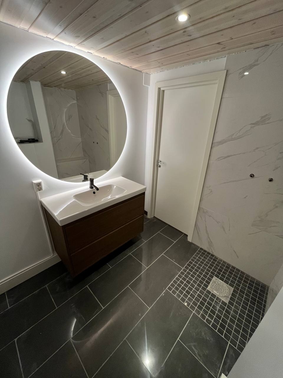 Bad (Noe sluttarbeid gjenstår, ferdigstilles før leietaker overtar)