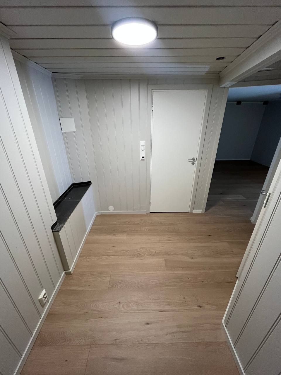 Inngangsparti med god plass til sko og klær