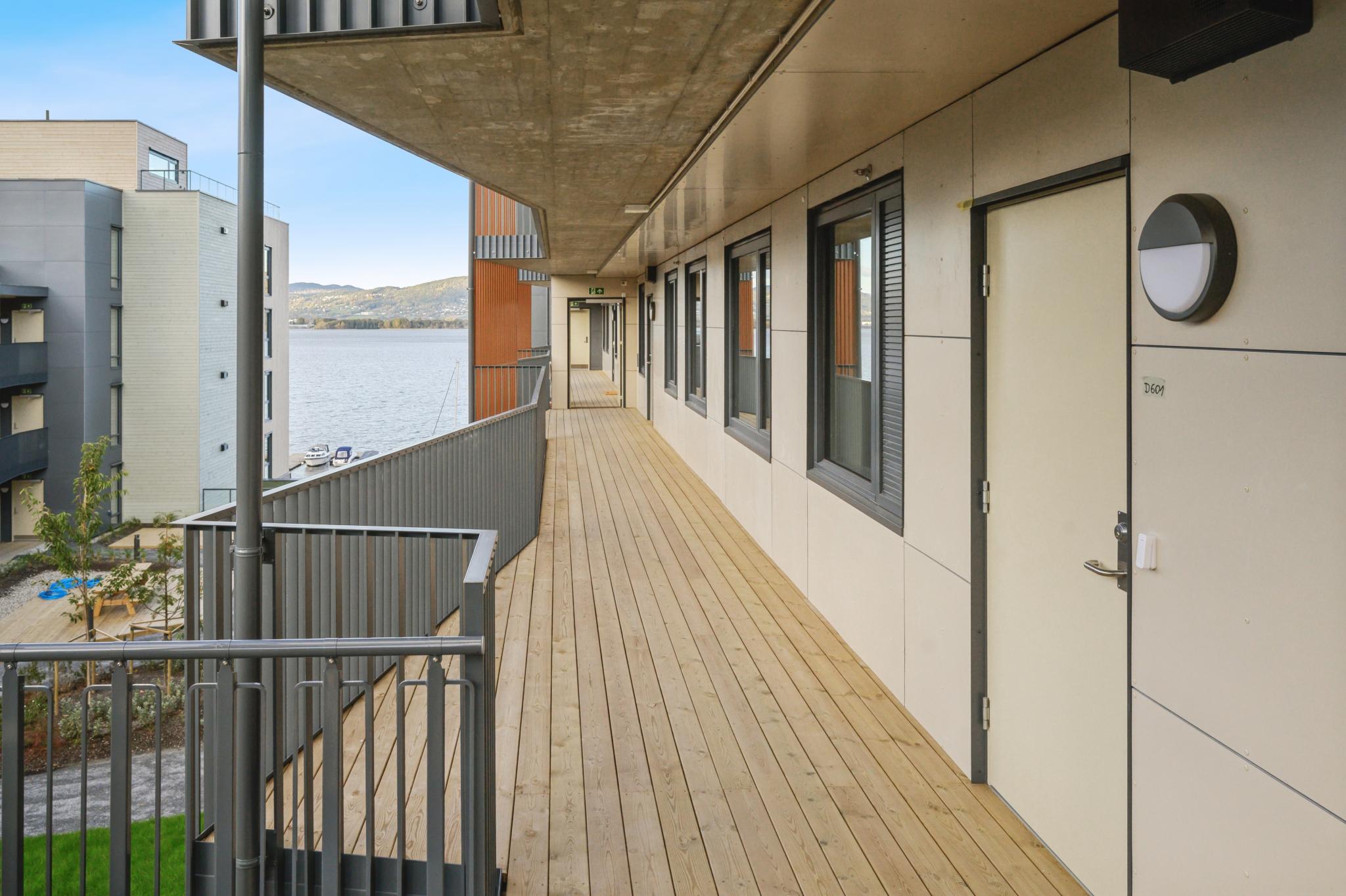 Inngangsparti med overbygget svalgang.