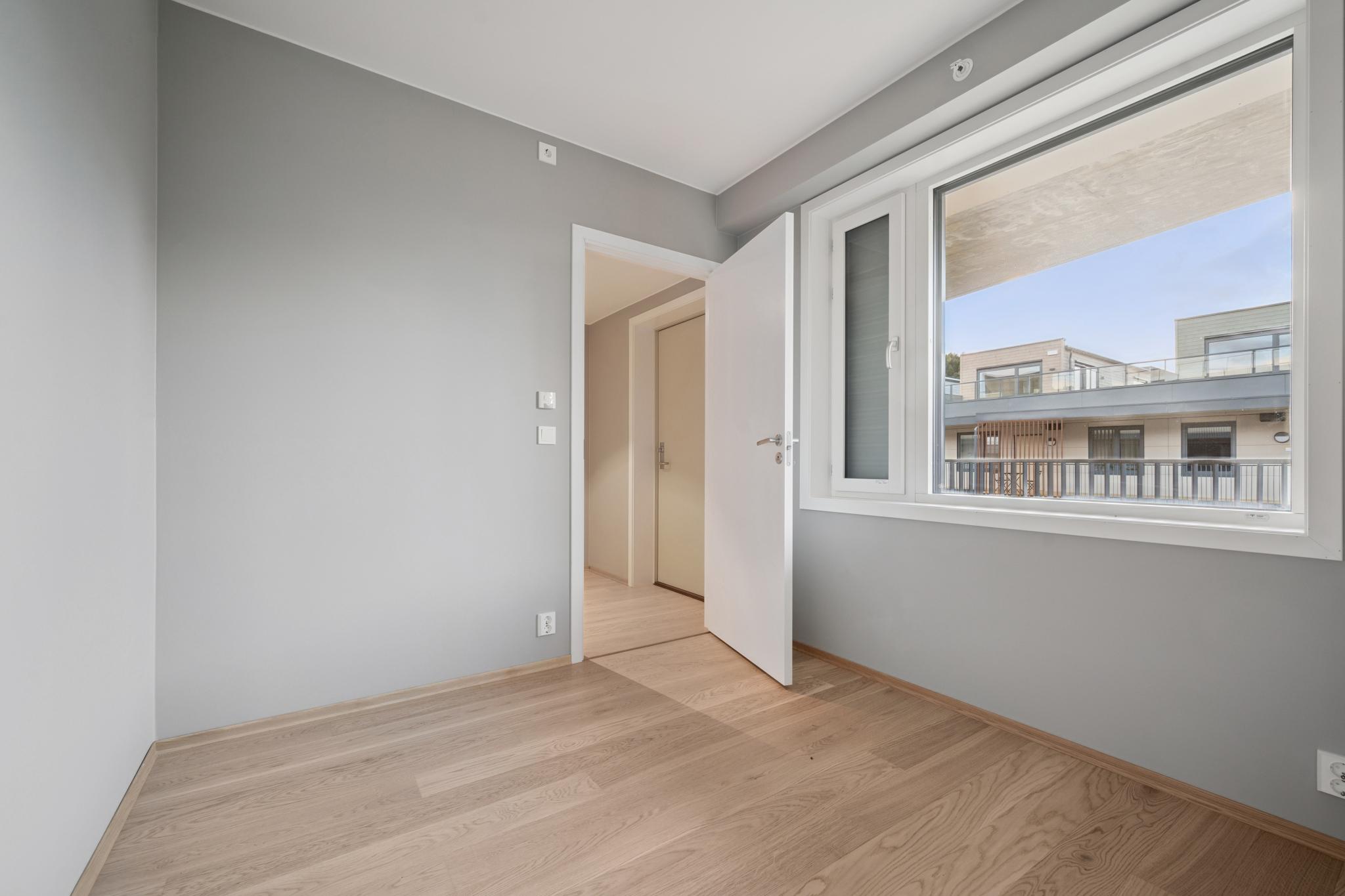 Soverom 2 med utsikt mot grøntområdet.