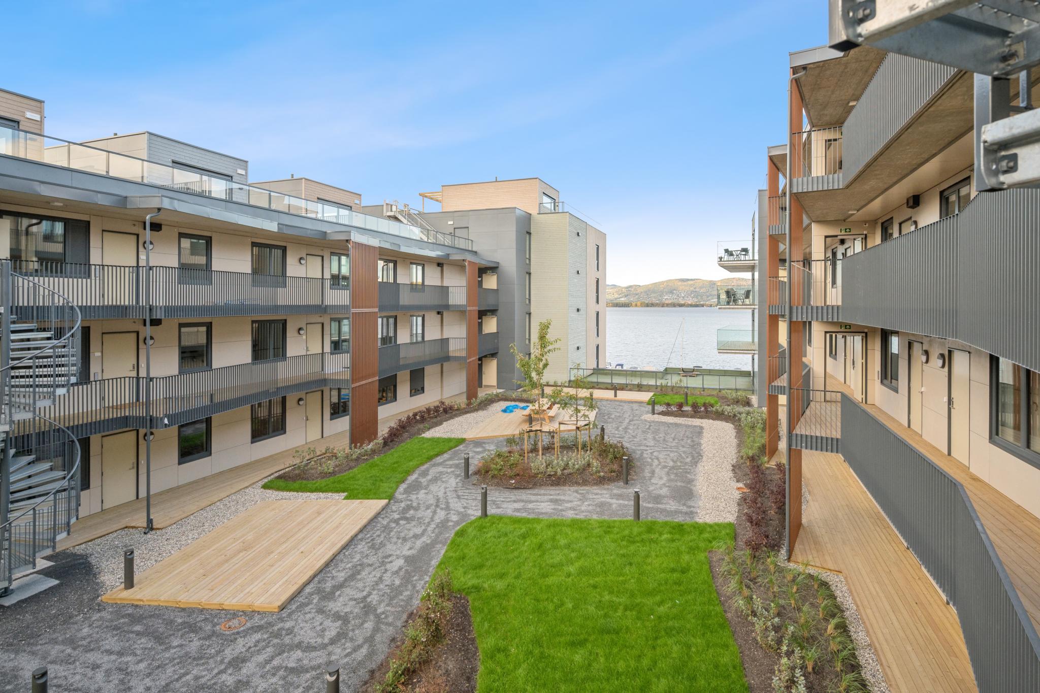 Flott opparbeidet grøntområde med utsikt mot Drammensfjorden.