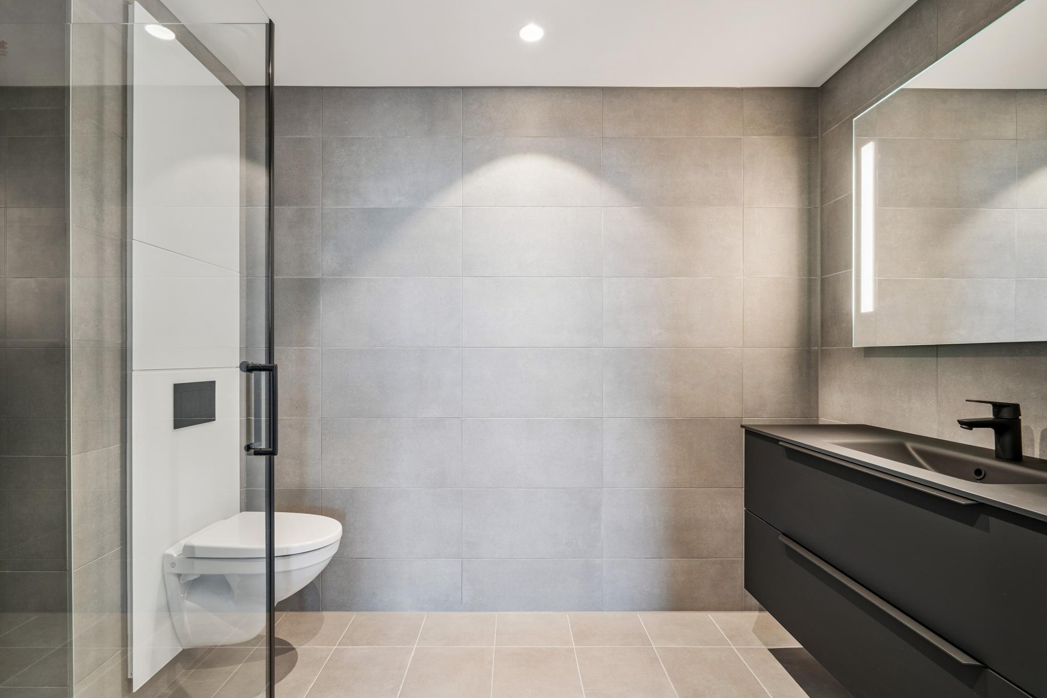 Hovedbad med sort armatur og sorte detaljer.