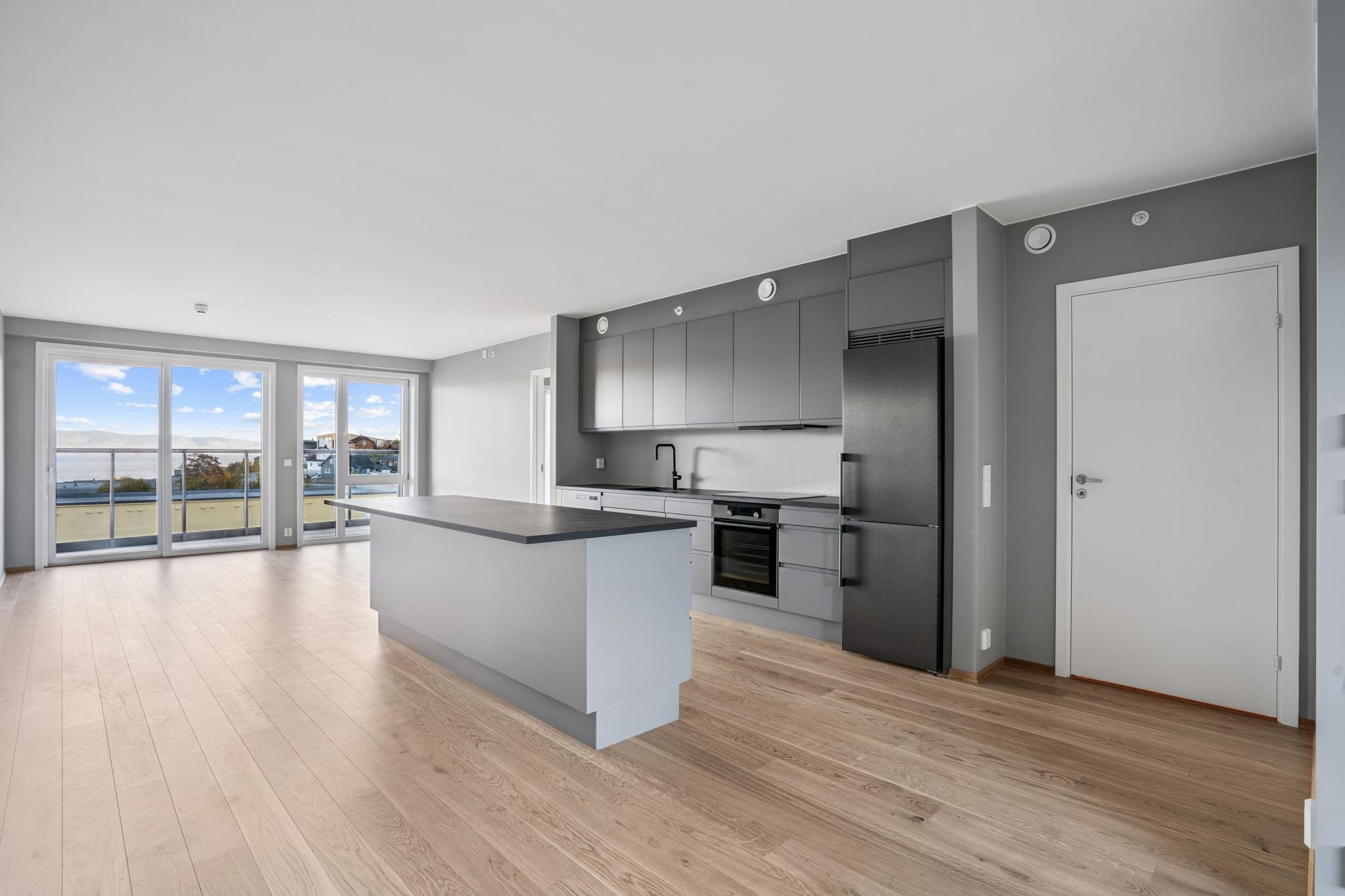 Stue/kjøkken med utsikt utover Drammensfjorden.