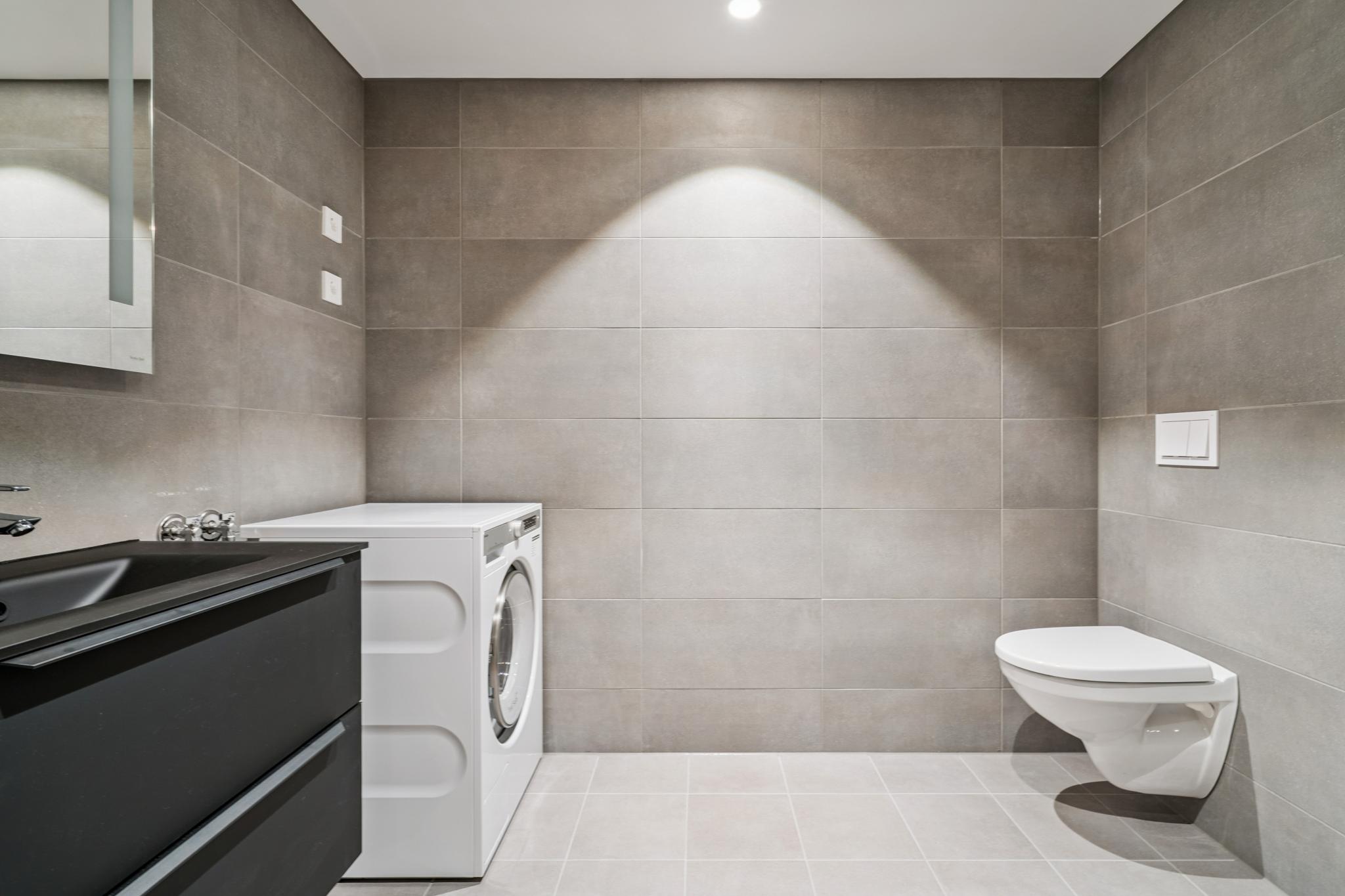 Bad 2 med varmtvanns oppvarmet vaskemaskin.