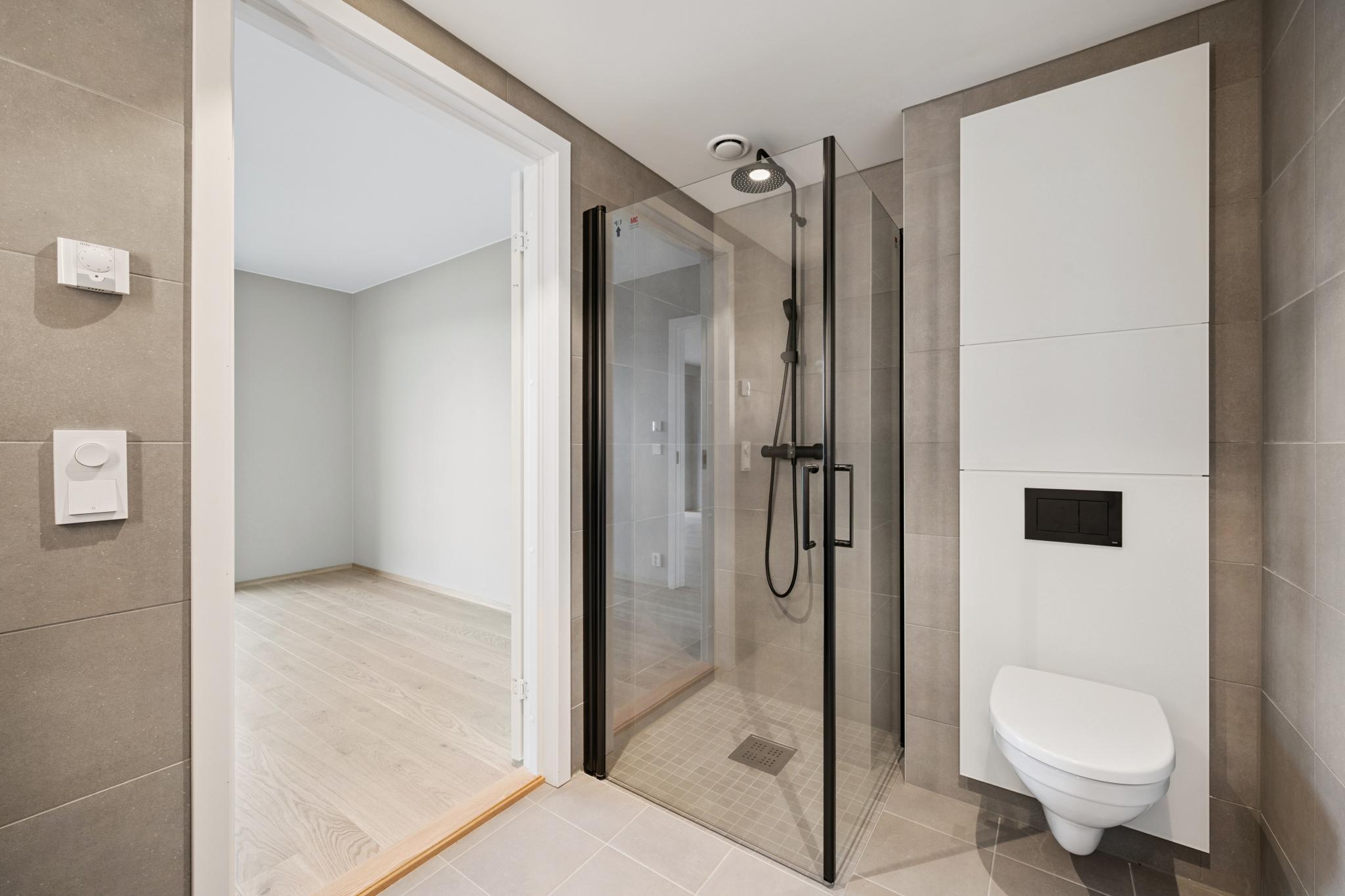 Hovedbad ut mot hovedsoverom.