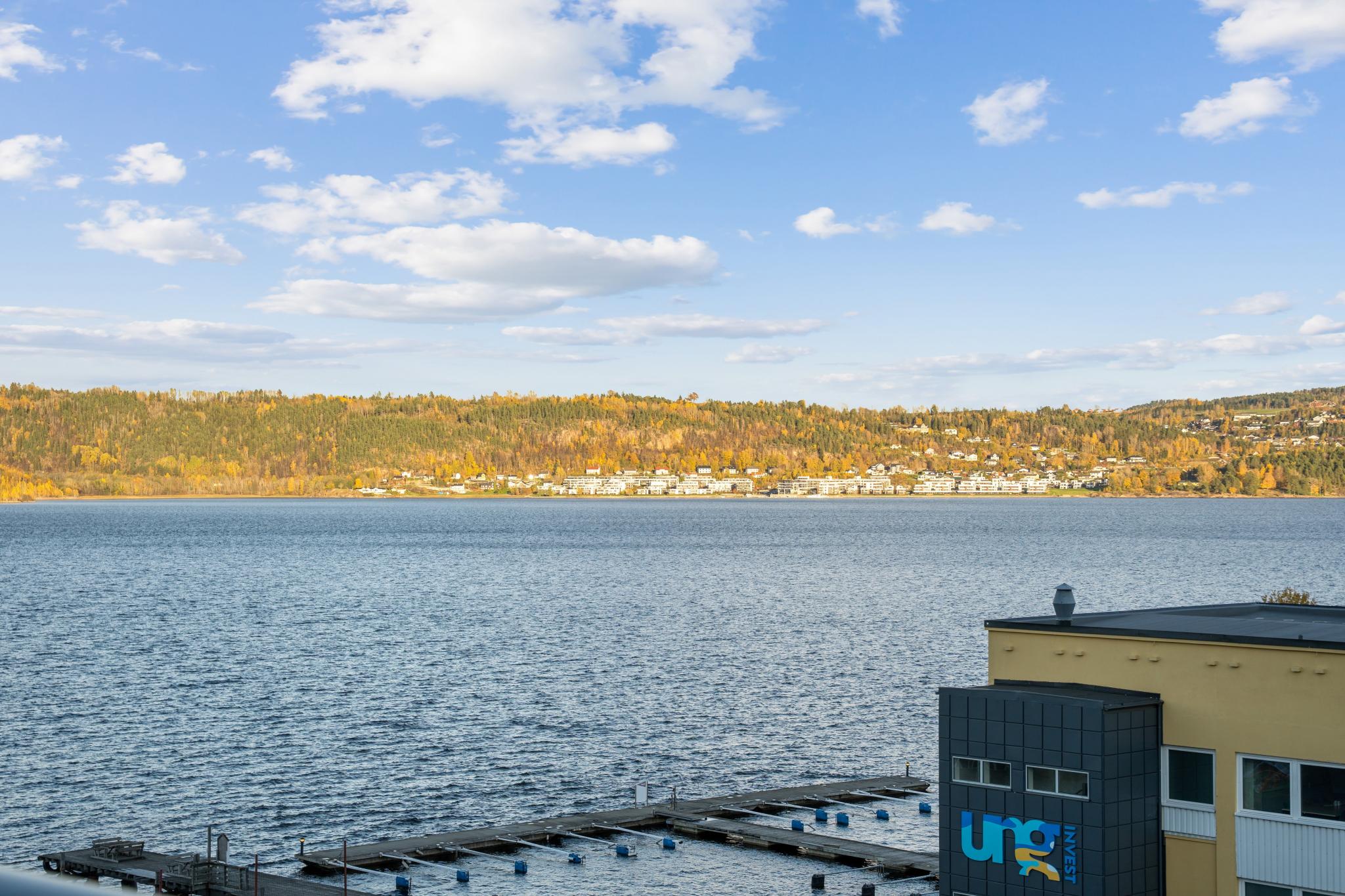 Flott utsikt fra verandaen, utover Drammensfjorden og Hurumhalvøya.