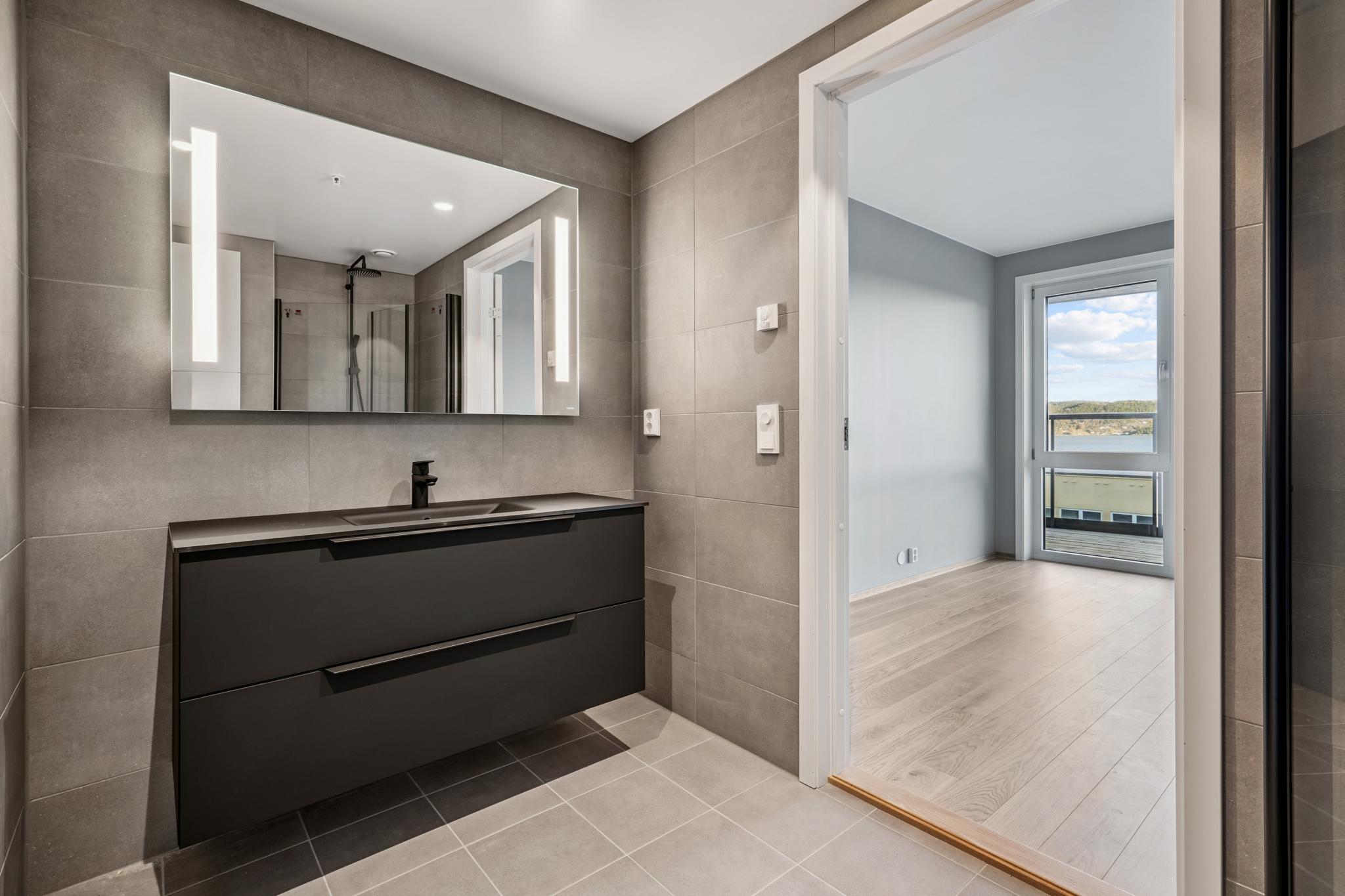 Hovedbad med utsikt gjennom soverommet ut mot Drammensfjorden.