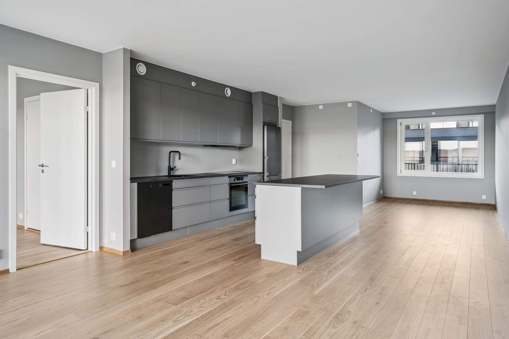 Kjøkken/stue mot inngangspartiet.