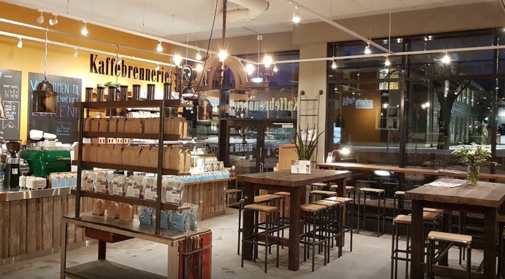 På veg til T-banen på Løren passerer du Kaffebrenneriet og Bunnpris.