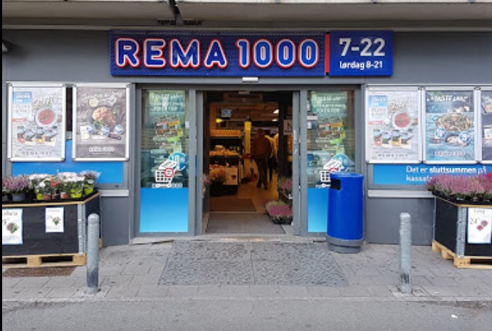 En noen minutters spasertur (ca. 250 m.) gjennom Lørenparken, og du er på Rema 1000 i Lørenveien.