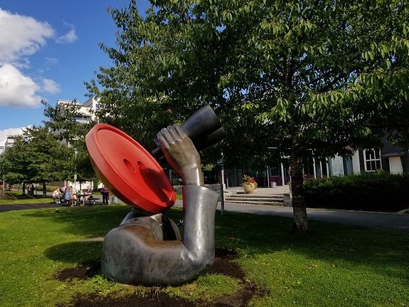 Bli med Peer Gynt med blikket rettet mot verden.