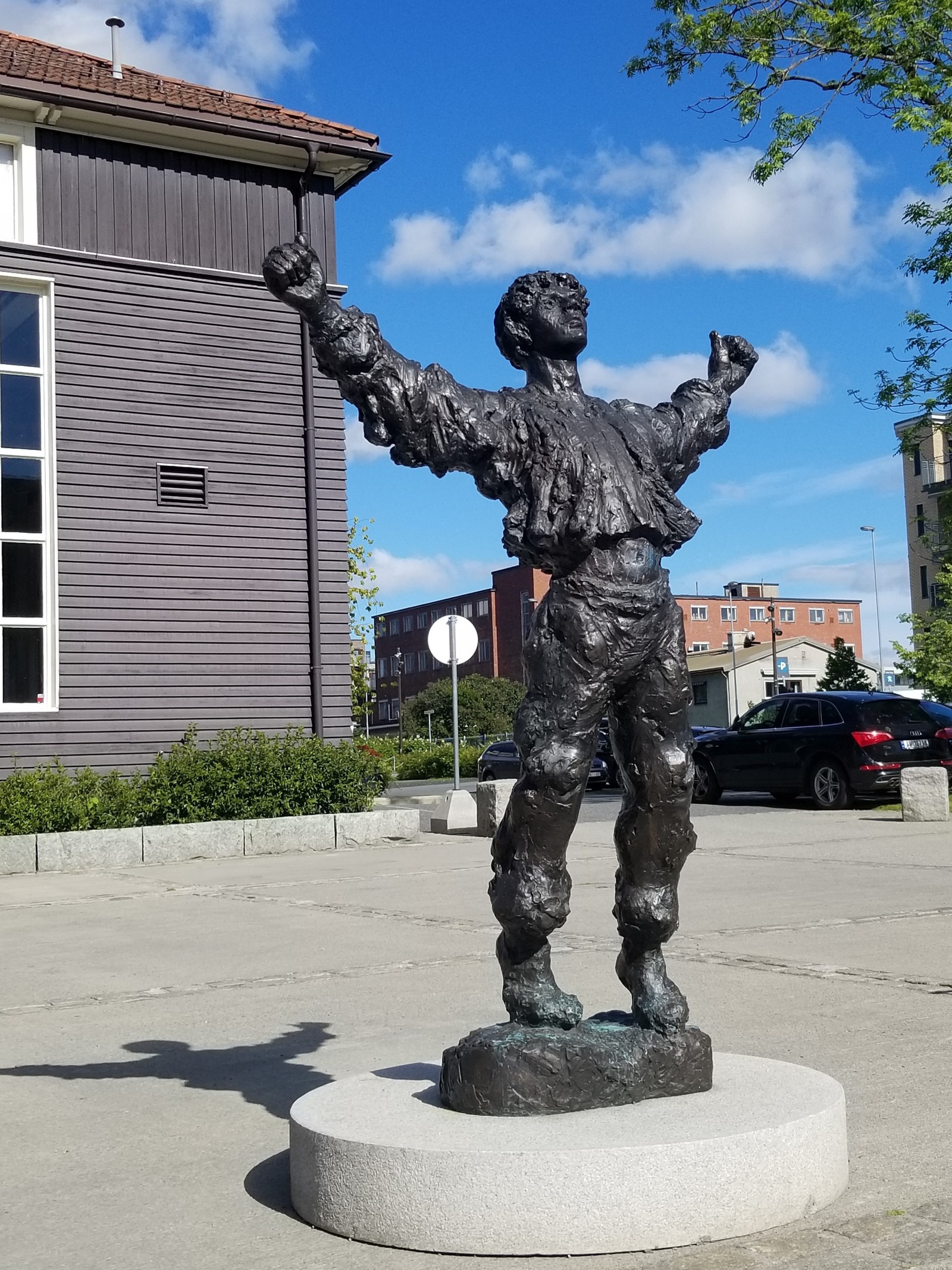 Selveste Peer Gynt finner du på plassen mellom Kanonhallen og Peppes Pizza.