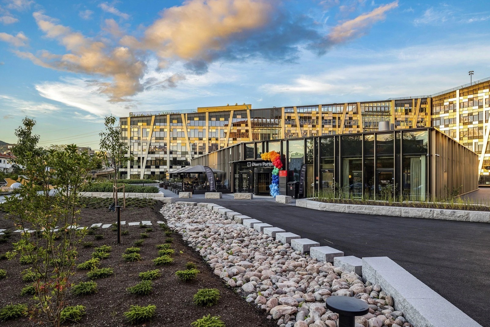 På toppen av Økern Portal finner du Nord-Europas største spiselige takhage med spiselige vekster, treningsapparater, løpebane, bikuber og en fin utsikt over Oslo.