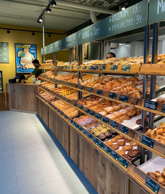 Bake me up har godt utvalg av fristelser til en god frokost. Bake me up åpner klokken 7 på hverdager og klokken 8 lørdag og søndag.