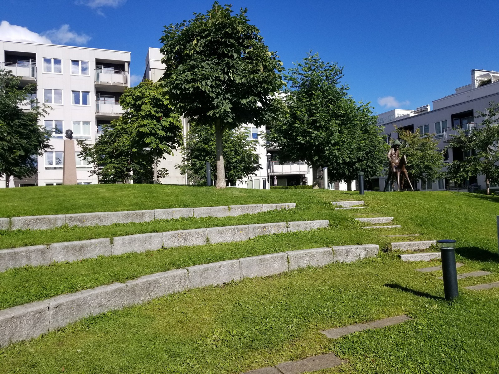 Et lite amfi som innbyr til ute-teater, eller til å sitte og lese en bok.