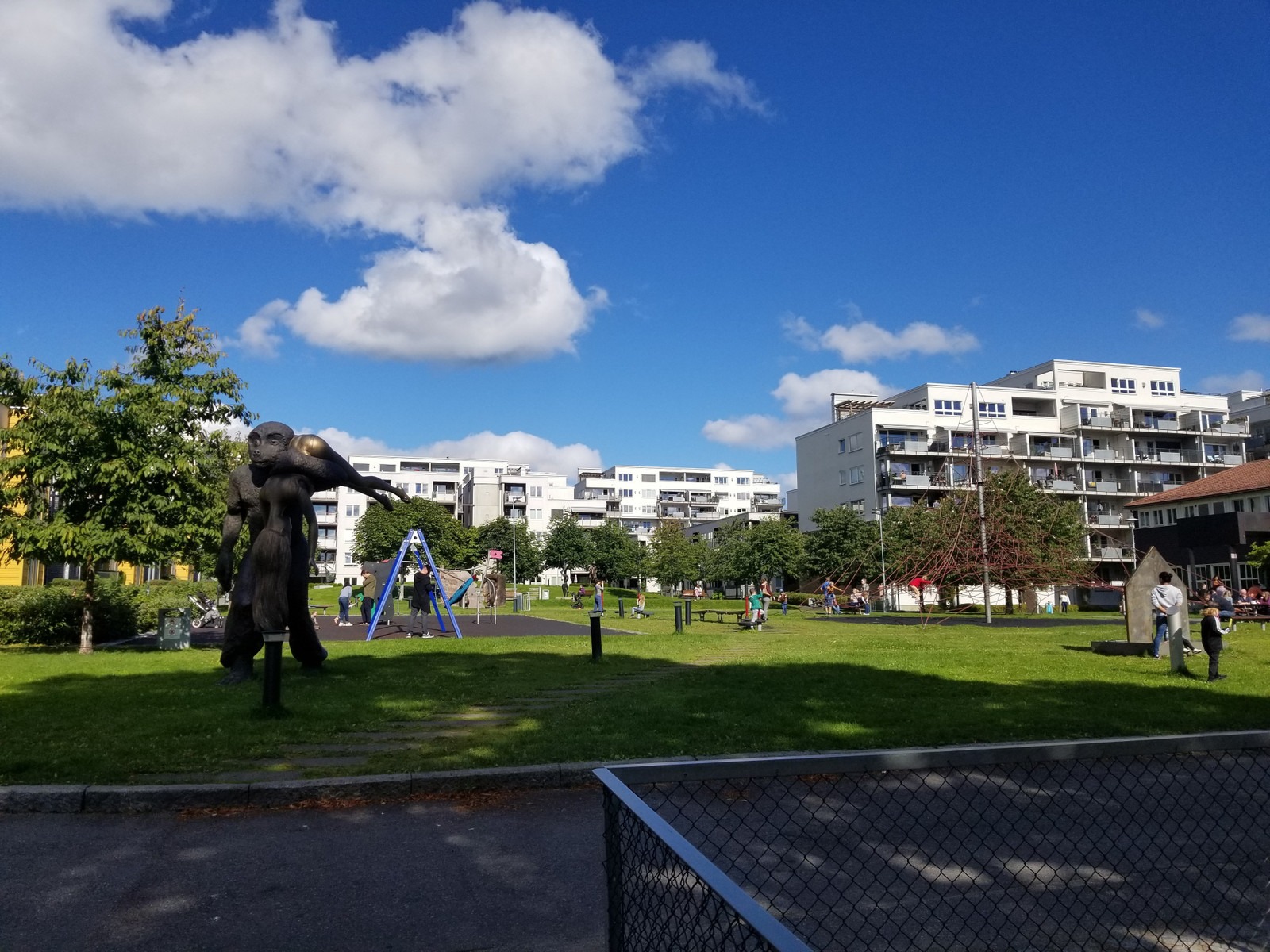 I Lørenparken med sine tallrike skulpturer med motiver fra Henrik Ibsens Peer Gynt finner du et yrende liv med folk i alle aldre.