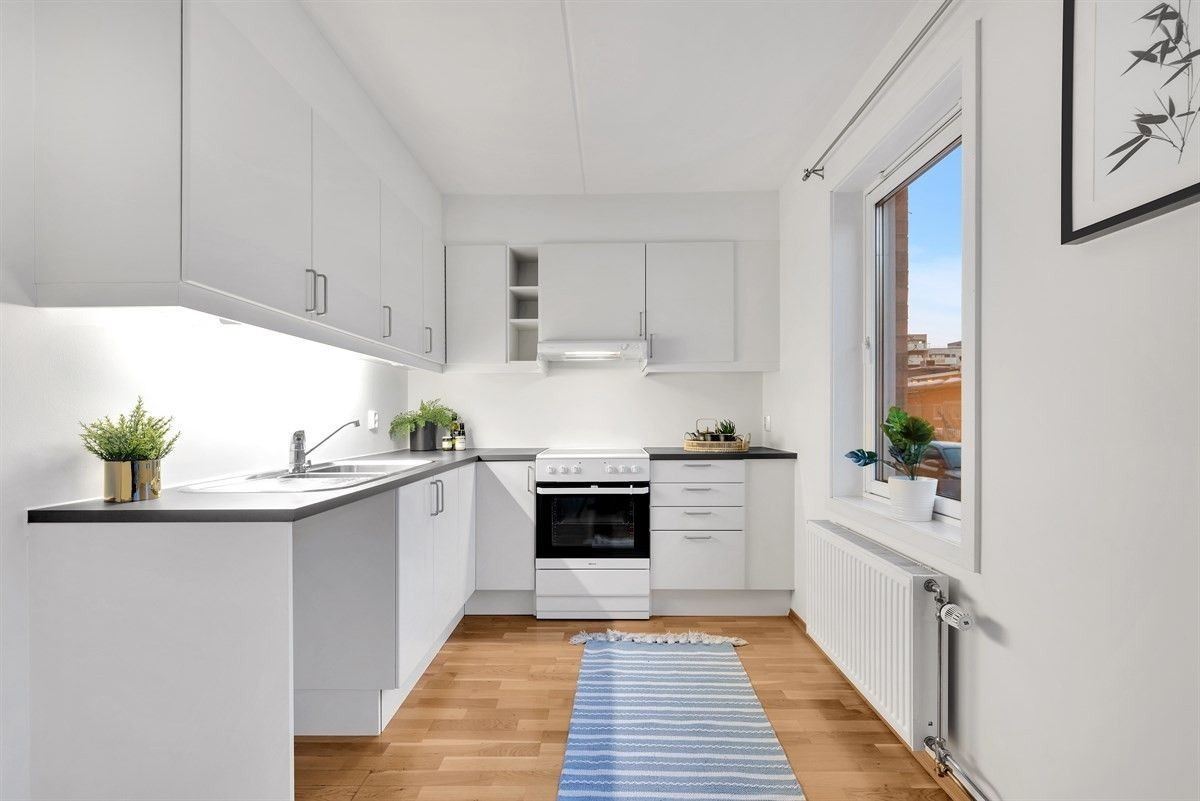 Kjøkken med stekeovn, kjøl/frys og oppvaskmaskin