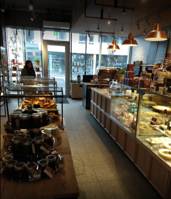 350 m. og du er hos Baker Hansen med ferskt bakverk og bord både inne og ute.
