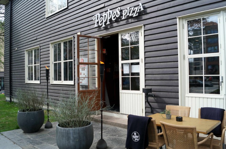 Peppes Pizza som er nabo med Kanonhallen, ligger på hjørnet mot Løren Torv og har både inne- og uteservering.