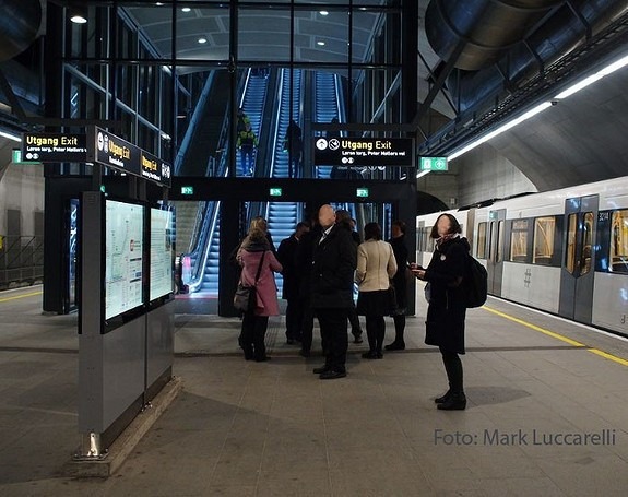 Løren T-banestasjon er ren, trygg og lett tilgjengelig via rulletrapper eller heis.