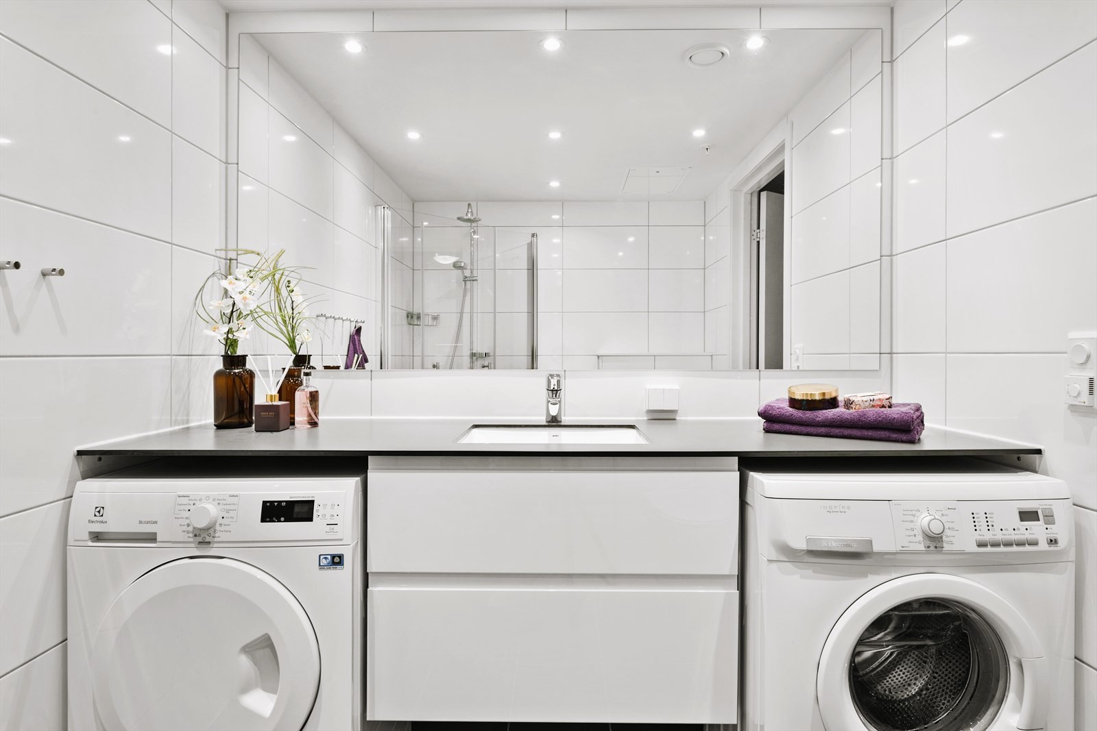 Lyst flislagt bad med varmekabler i gulv