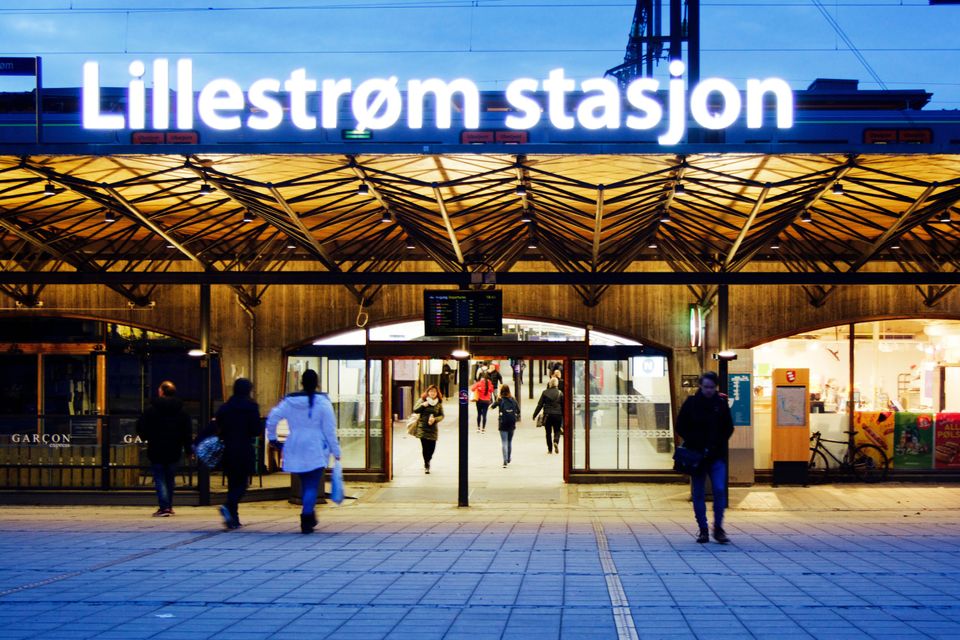 Lillestrøm togstasjon ligger kun 8 minutter unna leiligheten. Herfra går det direkte tog til Oslo S hver 10.minutt