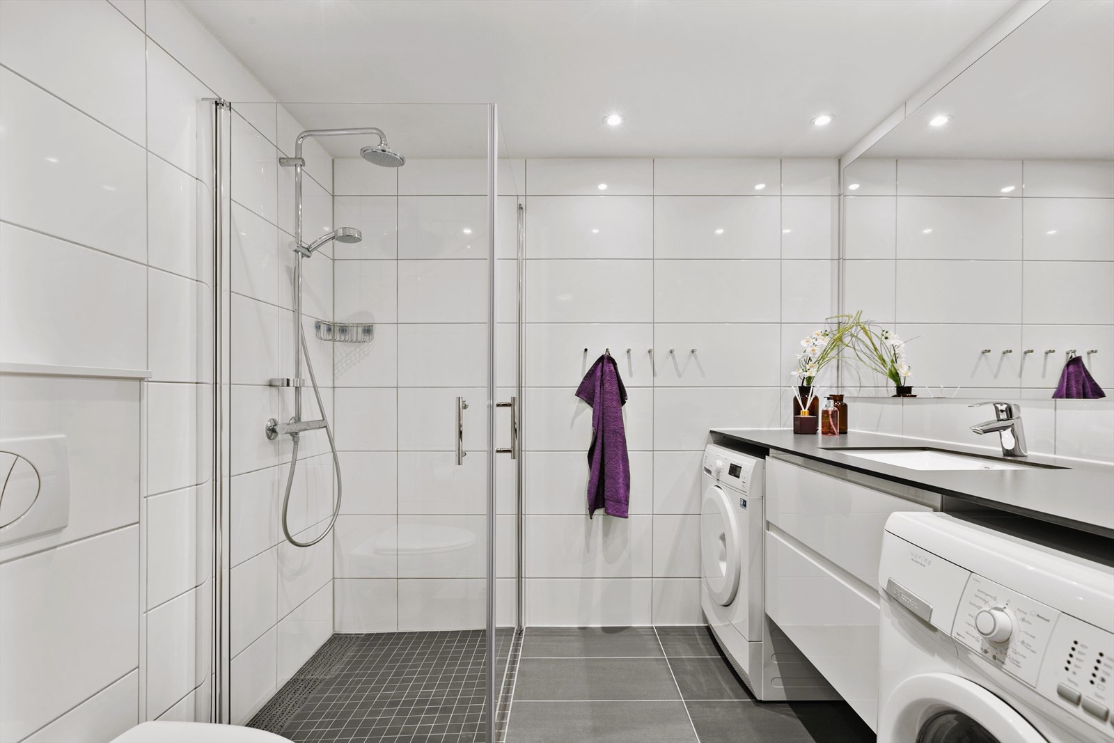 Lys flislagt bad med varmekabler i gulv