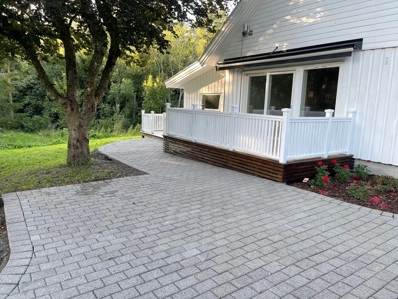 Terrasse i forbindelse med stuen. Egen biloppstillingsplass.