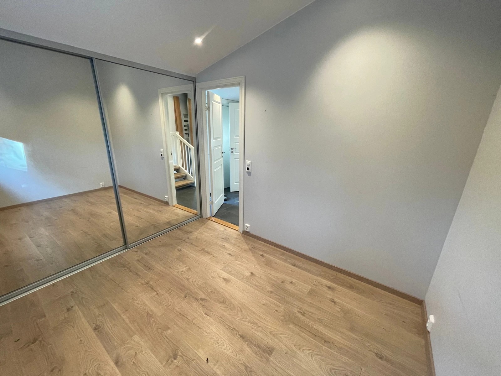 Soverom med skyvedørsgarderobe.