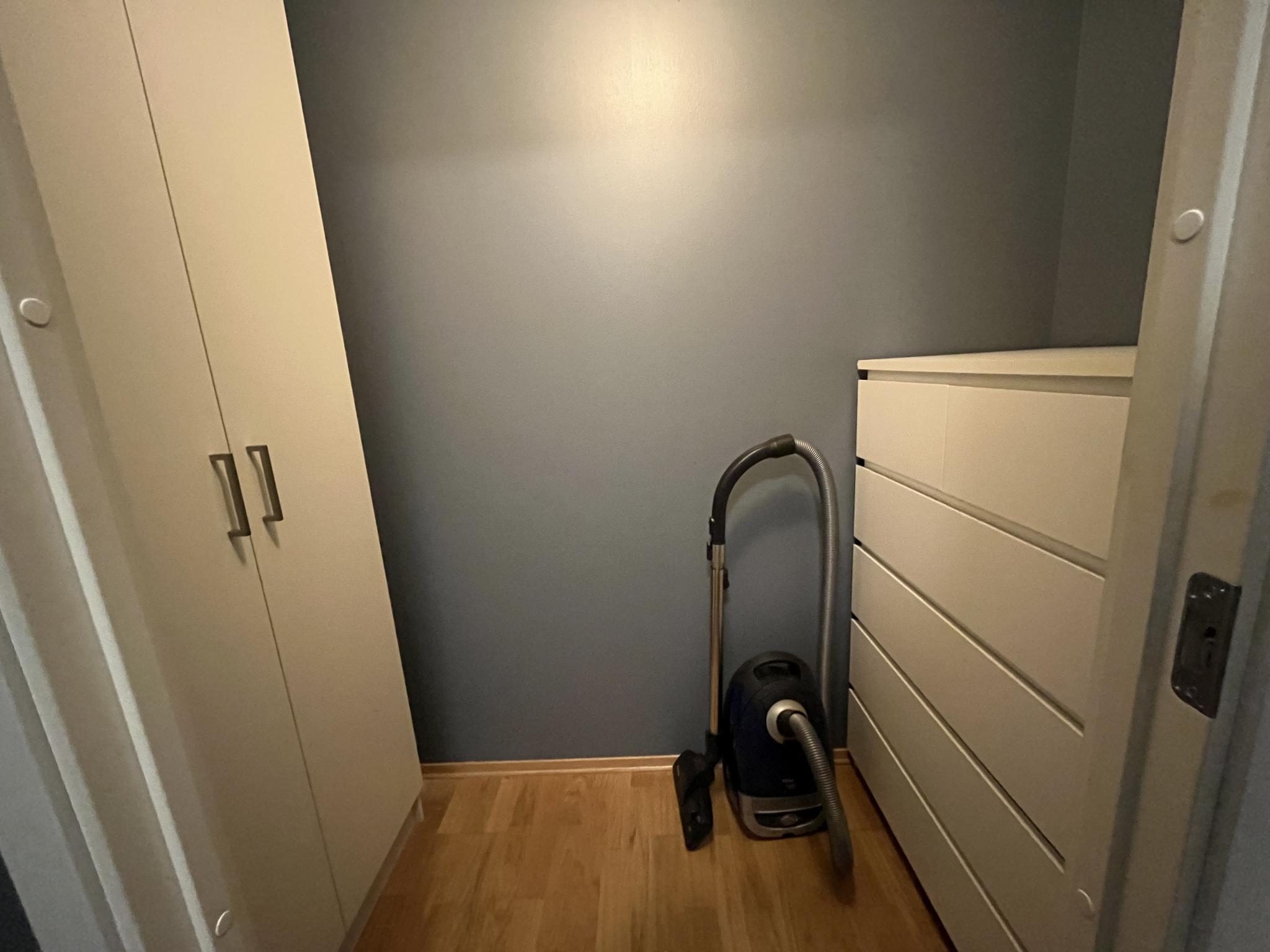 Omkledningsrom innenfor soverom 3