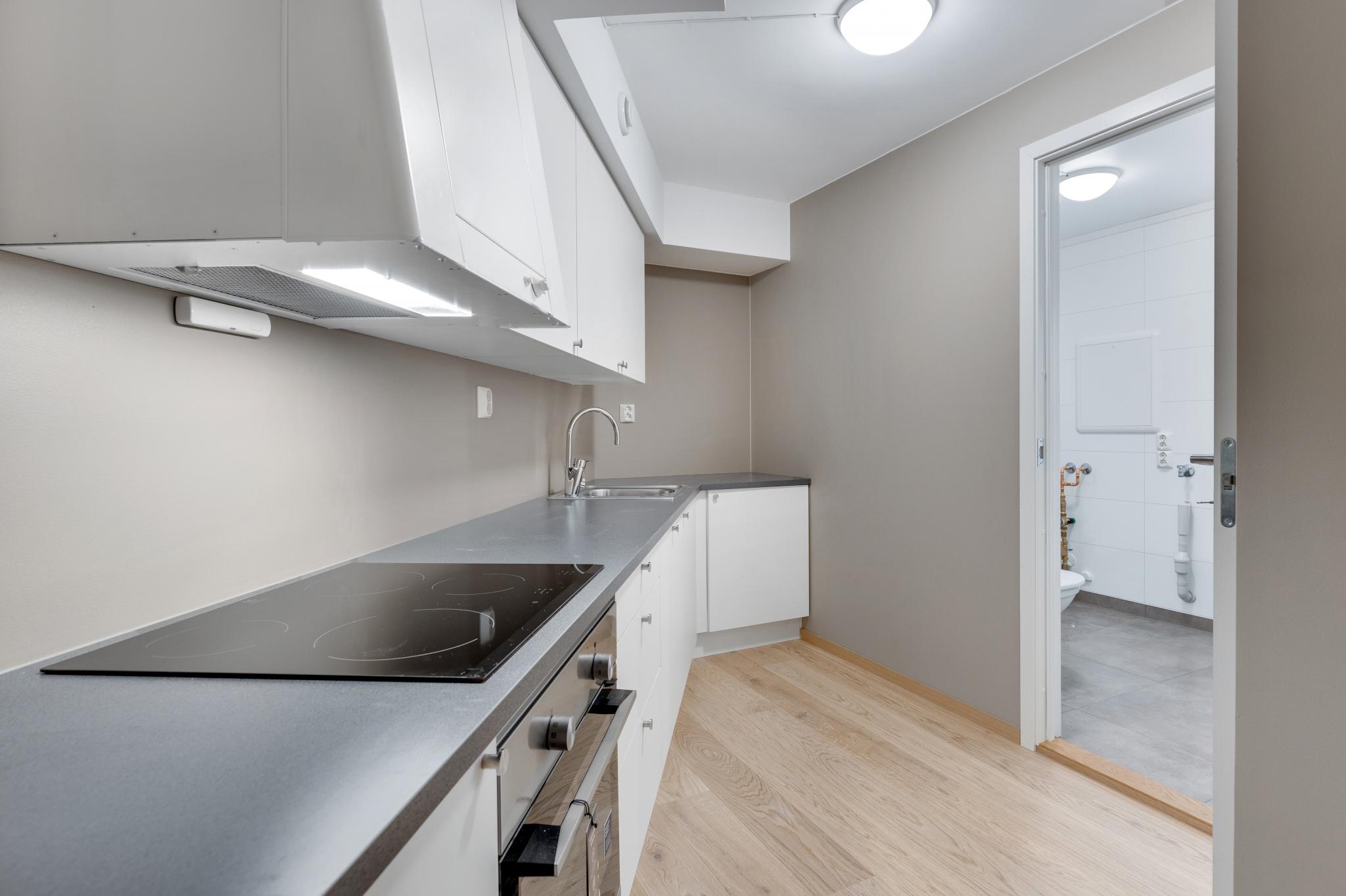 Åpen forbindelse til stue gir en sosial løsning som passer godt både til hverdags og besøk.