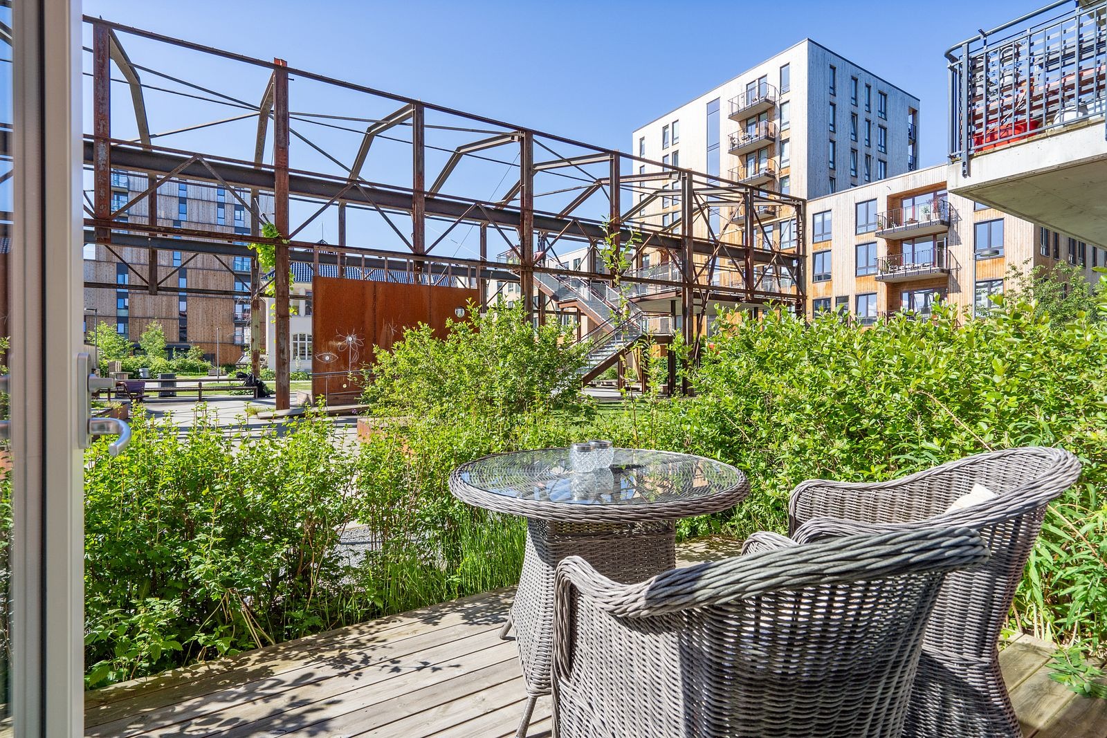 Markterrassen vender inn mot Maskinparken. Fantastiske solforhold.