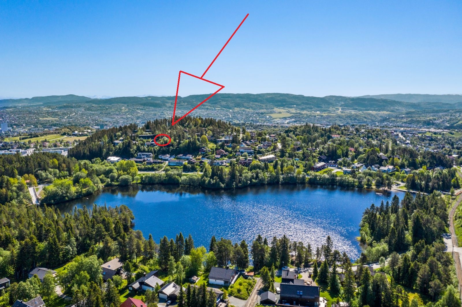 Boligen har en attraktiv og skjermet beliggenhet på toppen av Storhaugen på Byåsen, et rolig og etablert boligområde med gode solforhold og nærhet til både natur og byliv. Her bor du tilbaketrukket, samtidig som du har enkel tilgang til sentrale fasiliteter.

Fra eiendommen er det flere snarveier til Gamle Oslovei, og det er kort gangavstand til busstopp med gode forbindelser. Med buss tar det omtrent 14 minutter til Trondheim sentrum, noe som gjør hverdagen enkel både for studenter og pendlere. I tillegg er det sykkelavstand til både NTNU og Handelshøyskolen BI, med lett fremkommelig terreng.

Området byr på fantastiske rekreasjonsmuligheter året rundt. Kyvannet ligger i nærheten med fine badeplasser om sommeren, mens Bymarka gir tilgang til et stort nettverk av turstier, skiløyper og friluftsaktiviteter gjennom hele året.