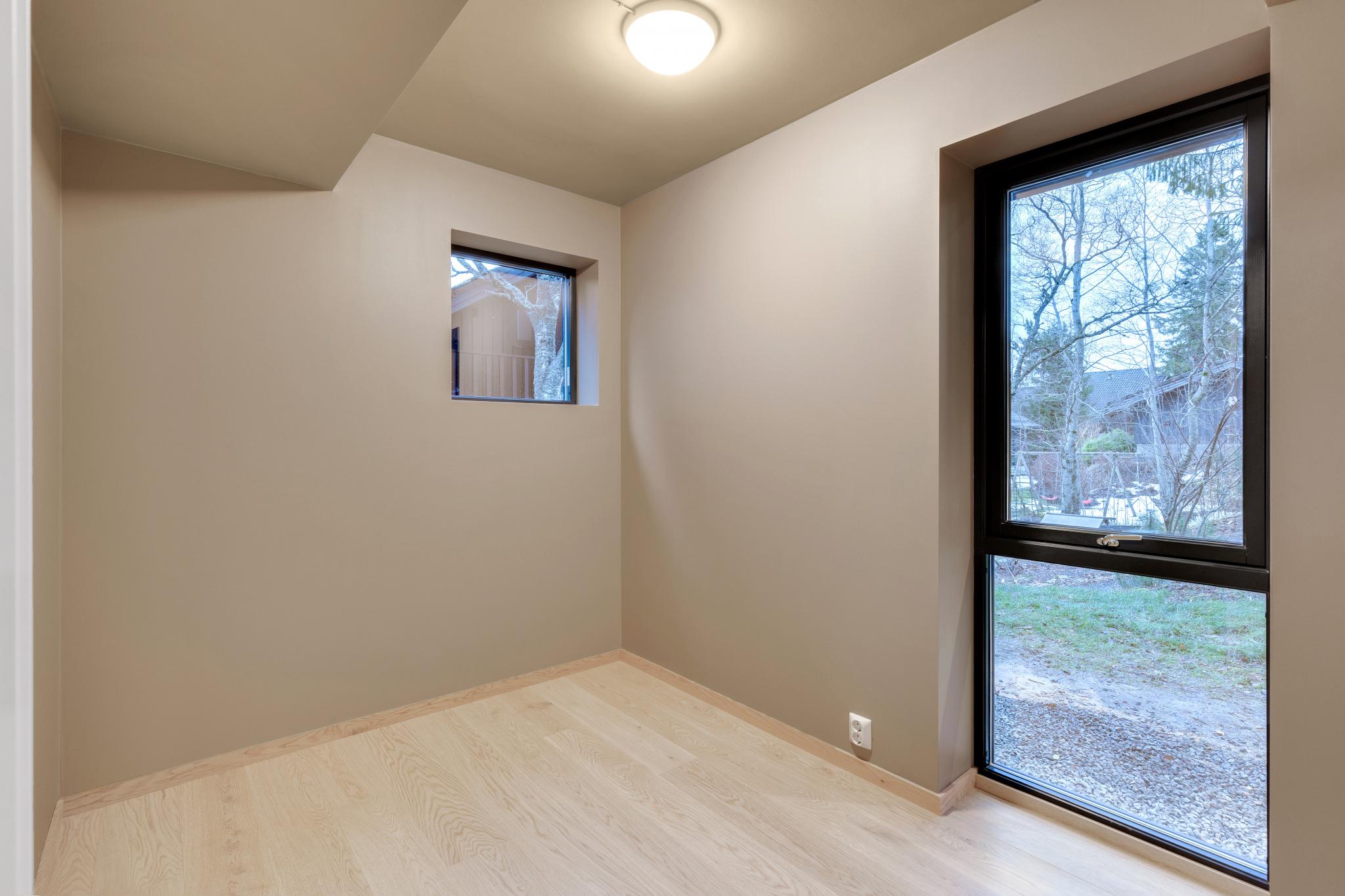 Lyst og rolig soverom med plass til enkelt-eller dobbeltseng. 