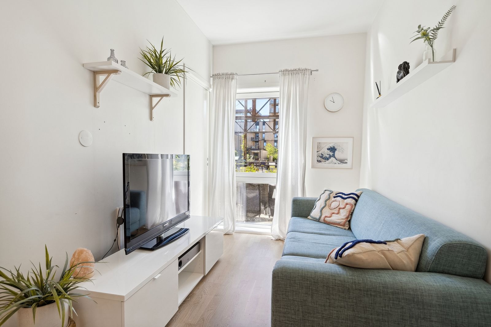 åpen stue- og kjøkkenløsning på ca. 15 m², hvor det er godt med plass til både sofa- og spisegruppe. De store vindusflatene mot terrassen gir rikelig med naturlig lys og en fin forlengelse av oppholdsrommet på varme dager.