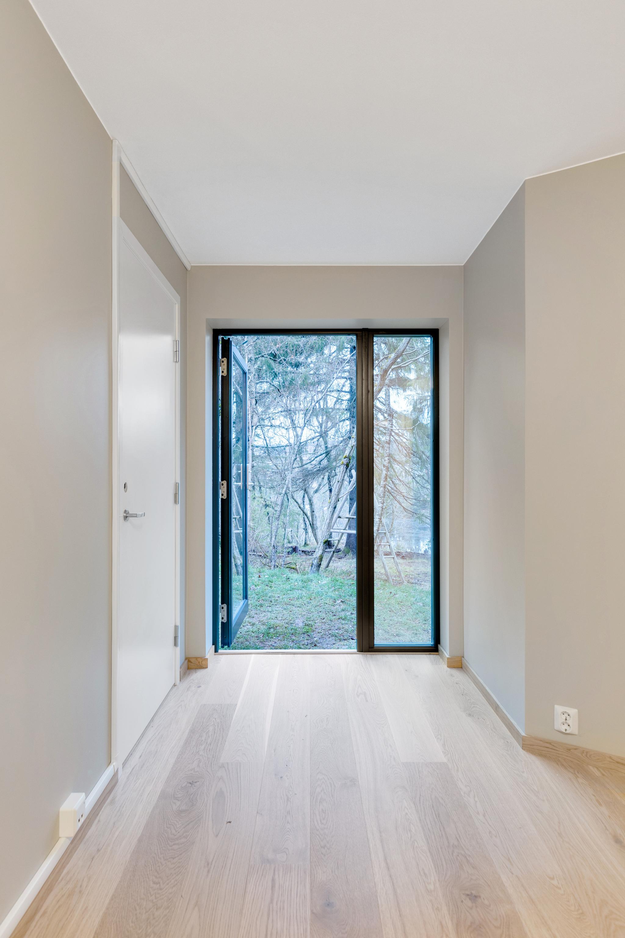 Åpen løsning mot kjøkken gir en sosial og funksjonell planløsning med god flyt mellom oppholdsrommene.