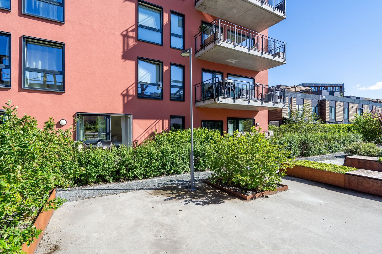 Velkommen til Lilleby – Trondheims nye, urbane bydel med sjel! Her bor du midt i et pulserende nabolag med kafeer, treningssenter, bakeri og grønne parker rett utenfor døra. Perfekt for deg som vil bo moderne, miljøvennlig og nær sentrum.