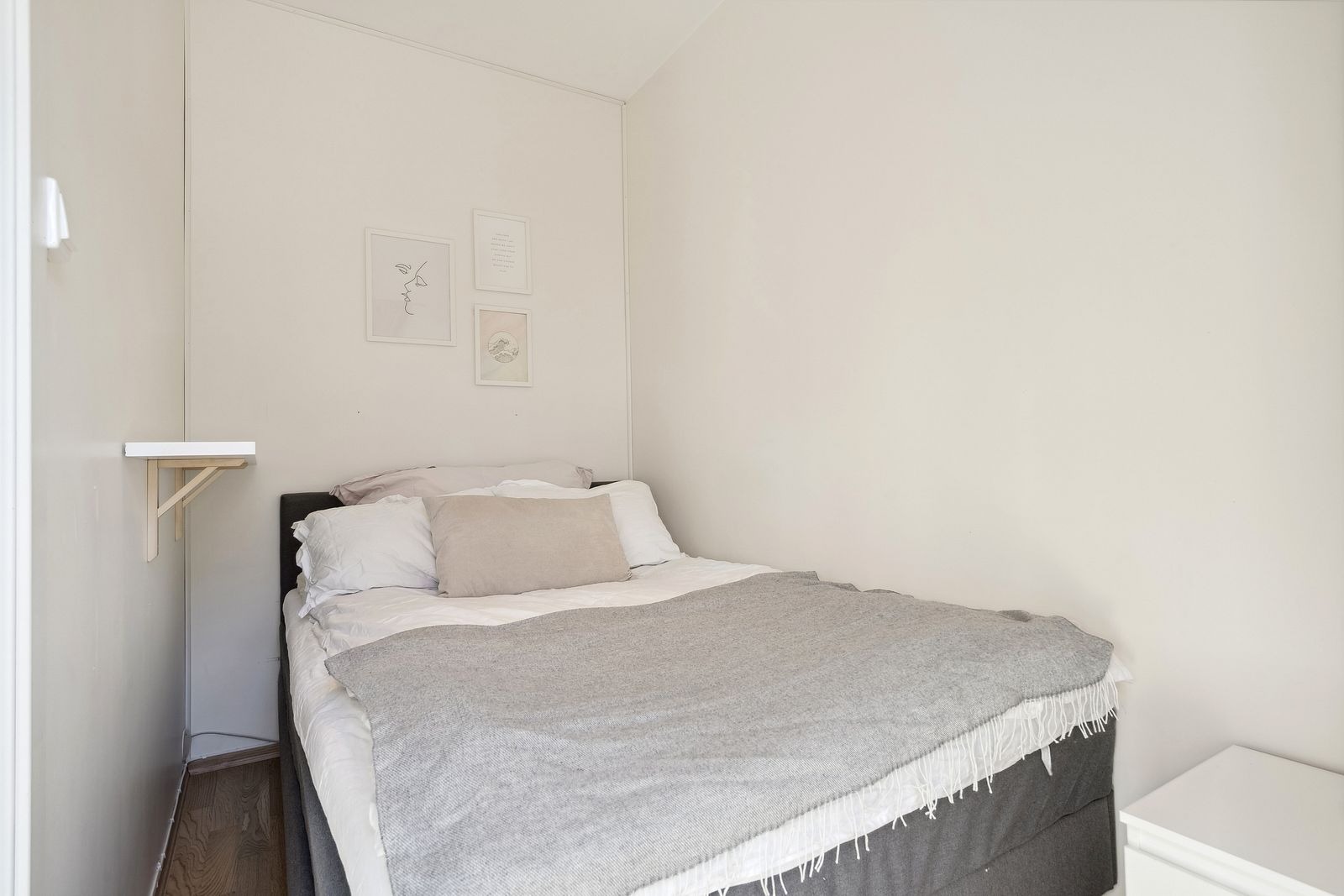 Soverommet er kompakt men praktisk, med plass til dobbeltseng og en liten garderobe – ideelt for en eller to personer.