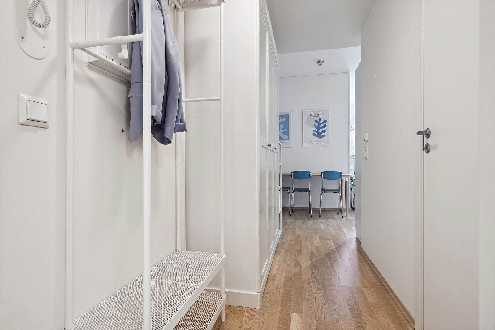 Entréen er funksjonell med plass til oppbevaring, og i tillegg følger en praktisk bod på ca. 4 m² rett utenfor inngangsdøren – perfekt for sportsutstyr, sesongvarer eller ekstra lagring.