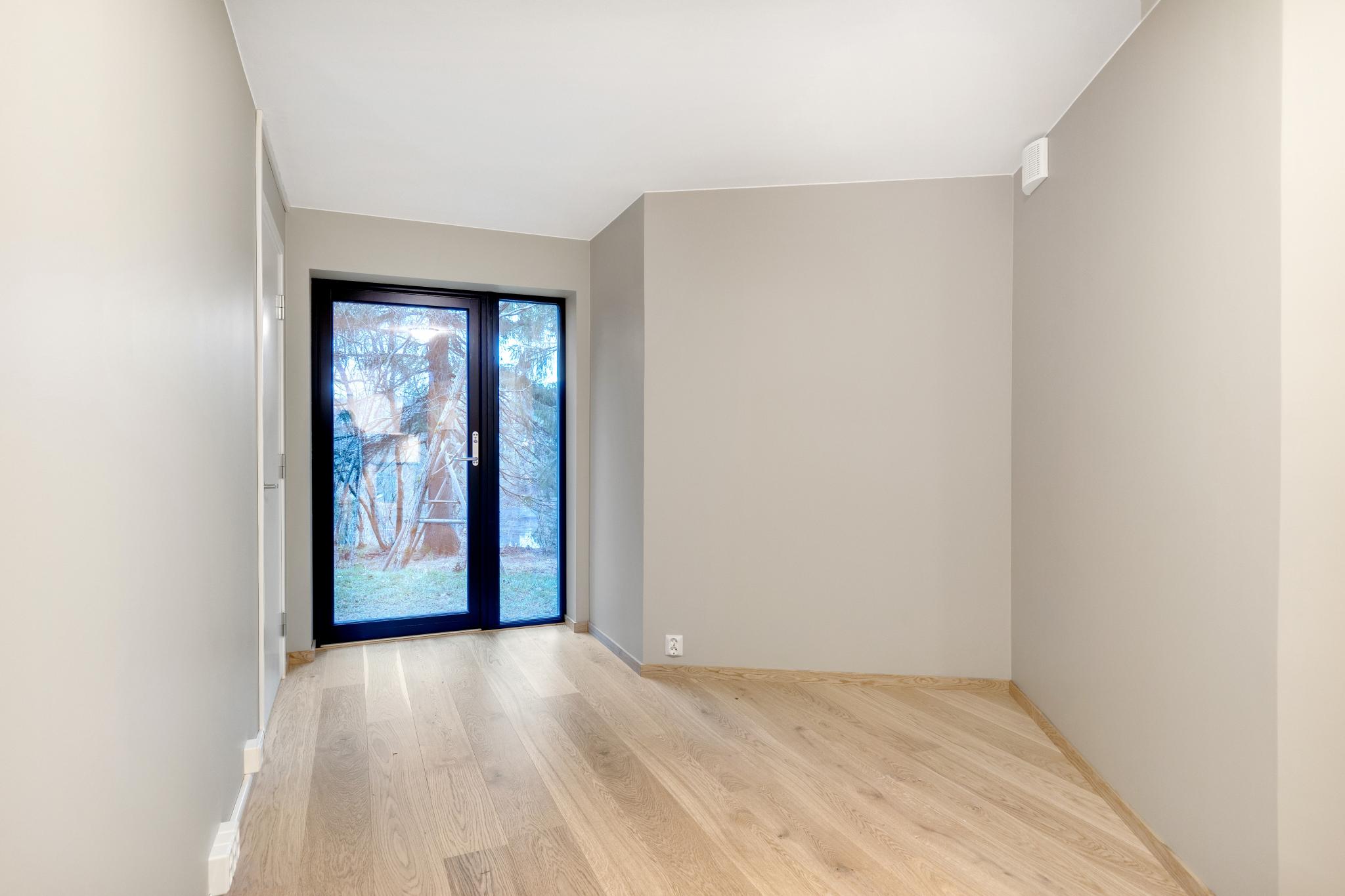 Leiligheten uinnredet for realistisk og godt inntrykk. Lys og romslig stue med store vindusflater som gir godt med naturlig lys og en luftig romfølelse.