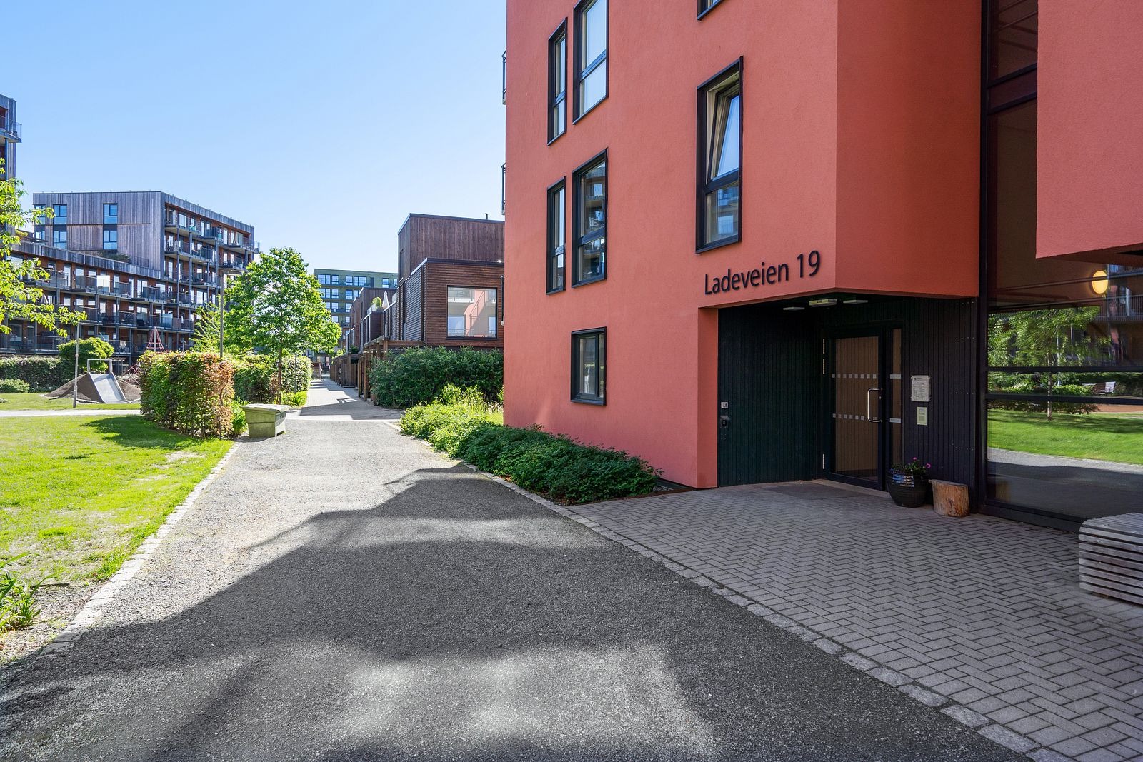 Denne leiligheten passer utmerket for deg som er student, pendler eller rett og slett ønsker en lettstelt og moderne bolig med uteplass. Beliggenheten gir enkel tilgang til kollektivtransport, butikker og turområder – alt du trenger for en praktisk og behagelig hverdag.