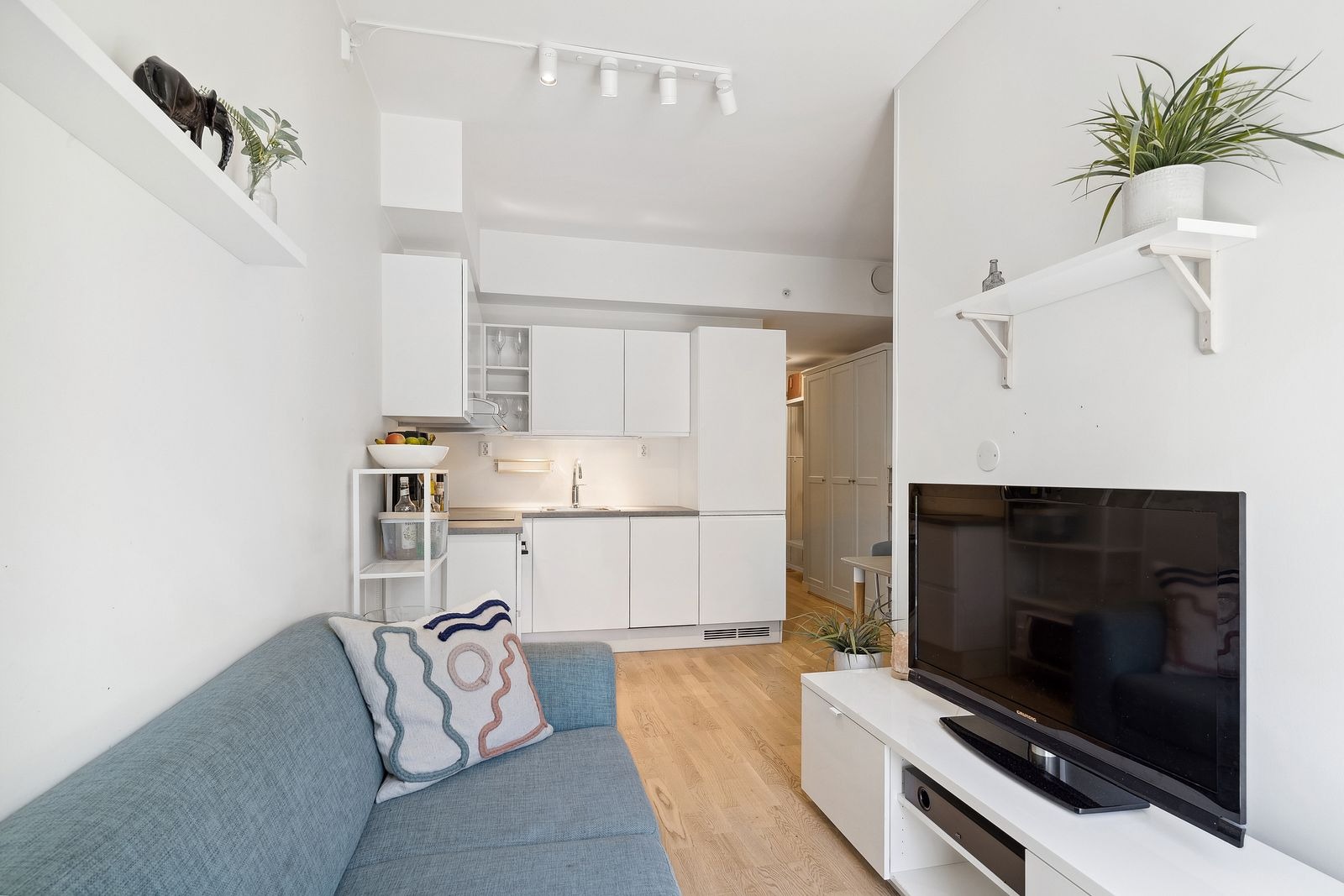 Arealeffektiv leilighet på 29 kvm. Fjernvarme, bredbånd og kabel tv er inkludert.