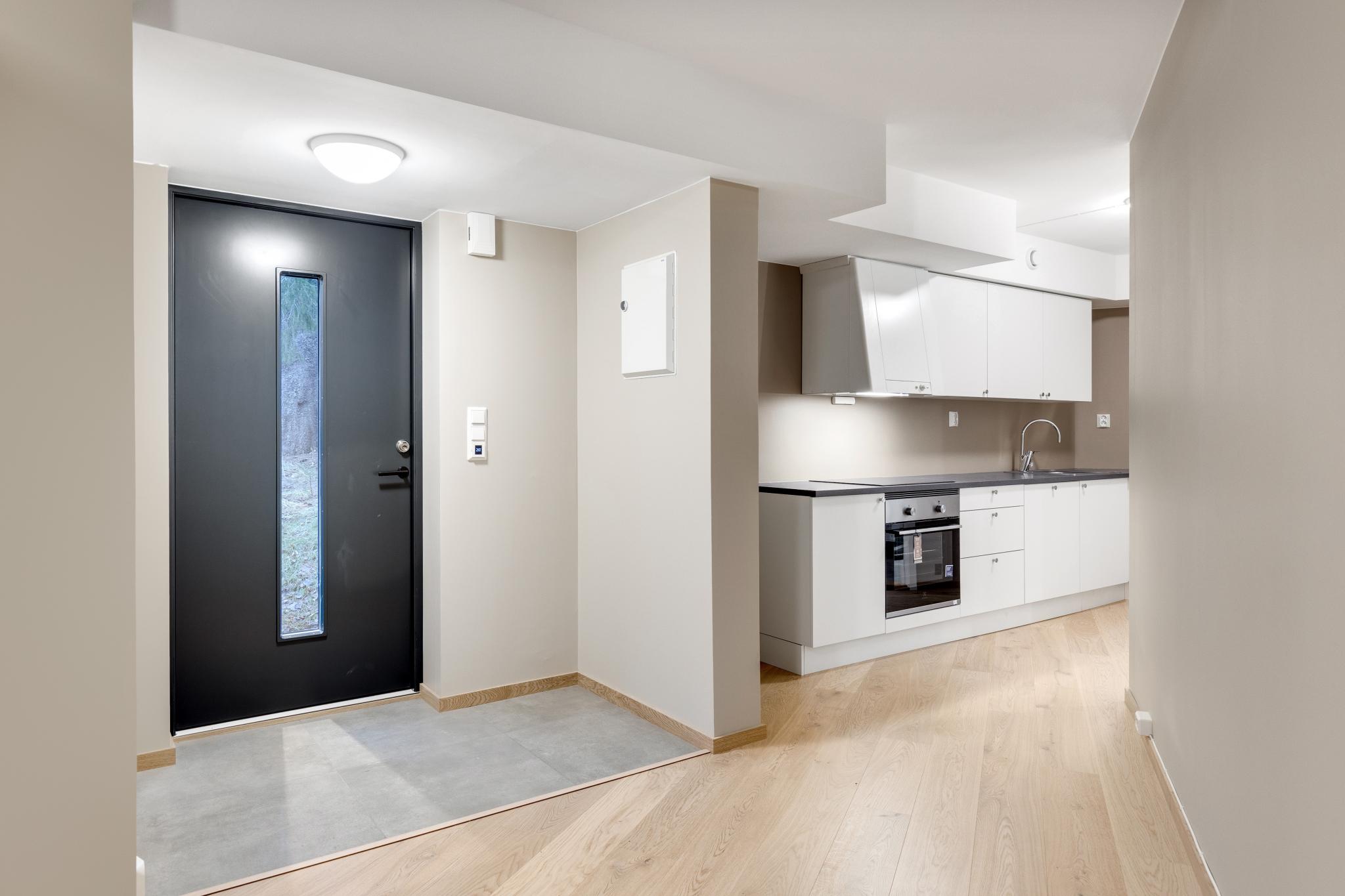 Praktisk entré med plass til garderobeløsning og oppbevaring av yttertøy og sko.