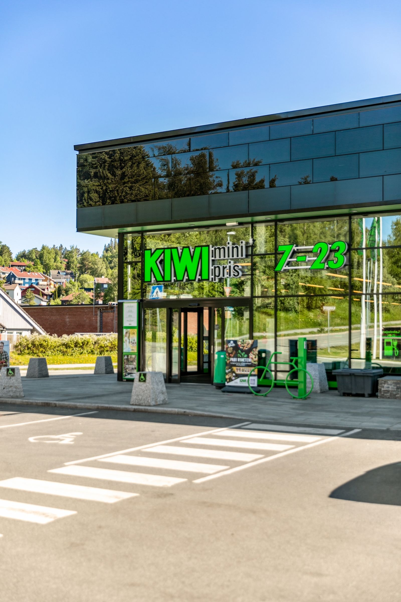 I nærområdet finner du et godt utvalg av dagligvarebutikker og servicetilbud som dekker de fleste behov i hverdagen. På Havstad og ved Byåsen Butikksenter finnes blant annet dagligvarebutikk, apotek og serveringstilbud, noe som gjør det enkelt å handle og ordne nødvendige ærender i kort avstand fra boligen.

Det er også kort vei til Dalgård, hvor du finner ytterligere butikker, servicetilbud og fasiliteter. Beliggenheten gir dermed en praktisk og komfortabel hverdag med alt du trenger i nærheten.