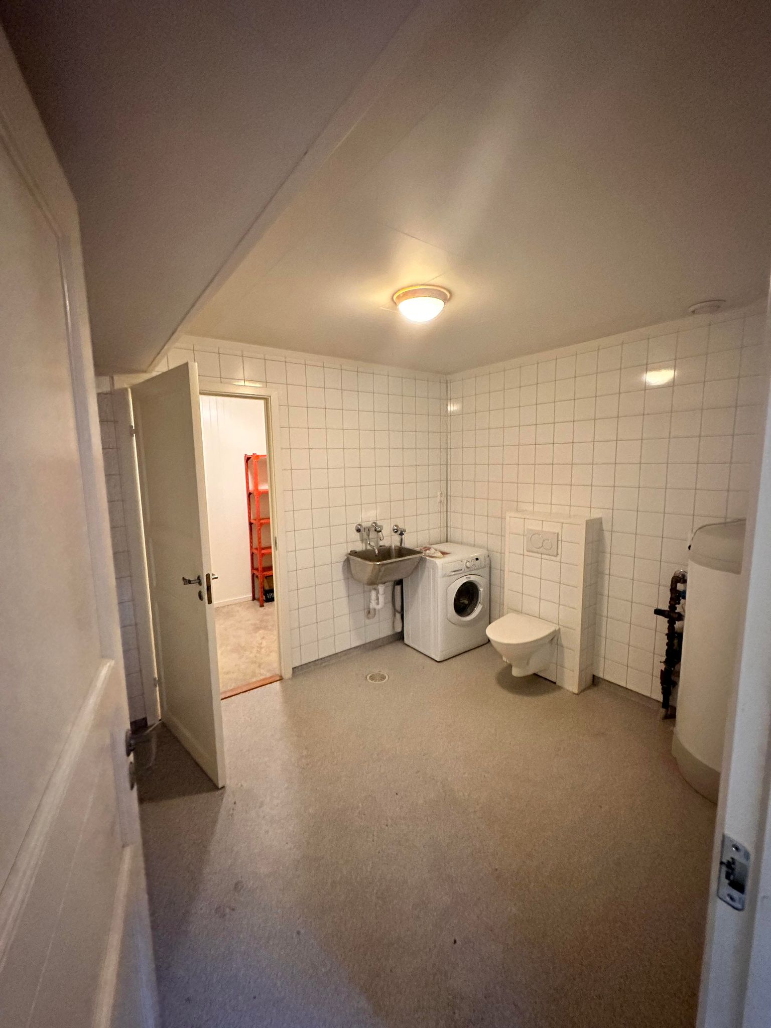 Vaskerom med wc i kjelleretasjen. Bod innenfor vaskerommet. 