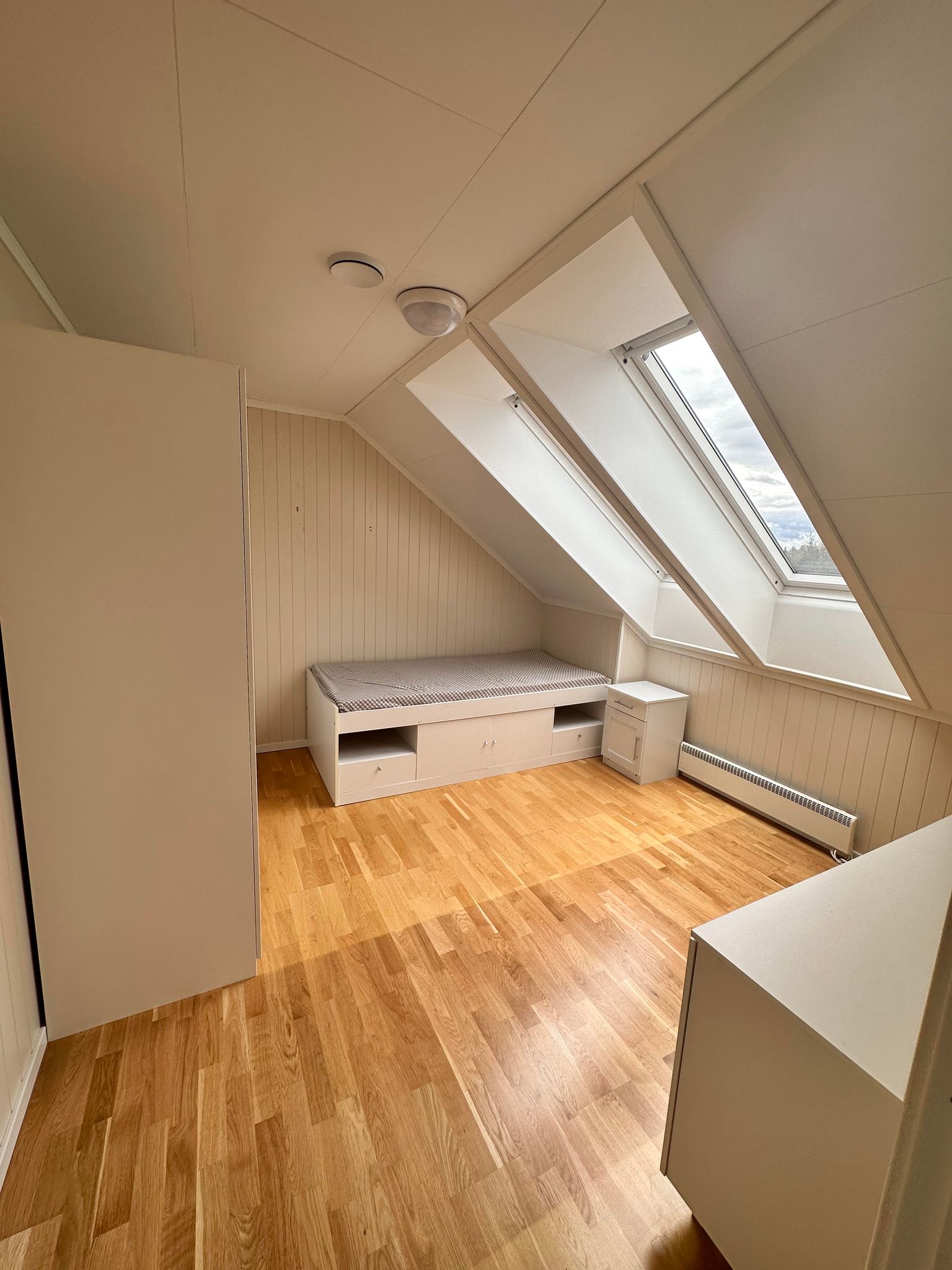 Soverom 3 ligger i 2.etg. Innredet med garderobeskap og seng.